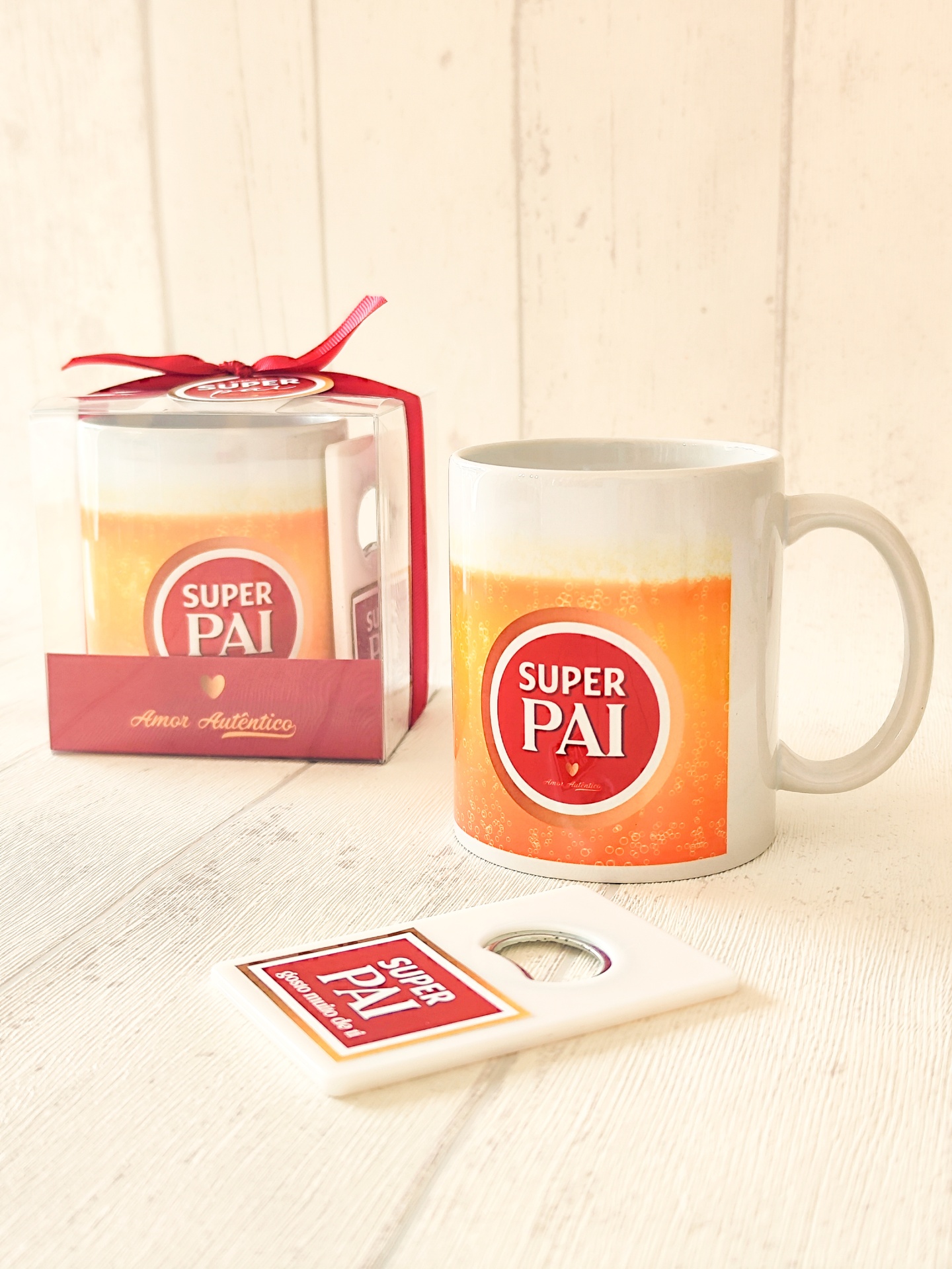 Caneca e abridor de garrafas com texto SUPER PAI em fundo laranja e vermelho