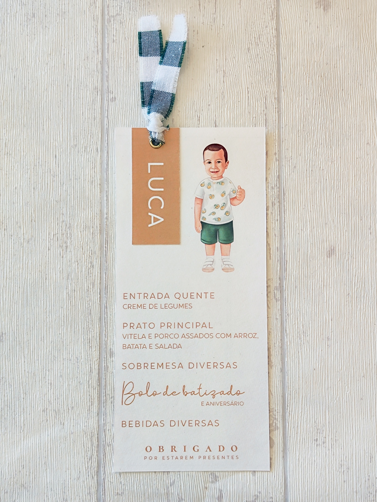 Etiqueta de menu pendurada com texto em português e ilustração de criança