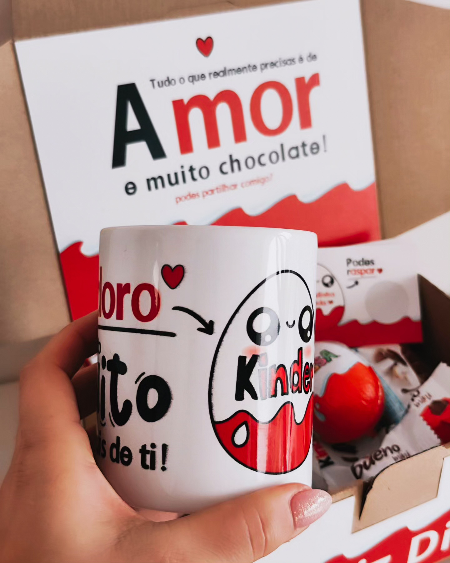 Copo branco com texto e ilustração Kinder, caixa com mensagem em fundo