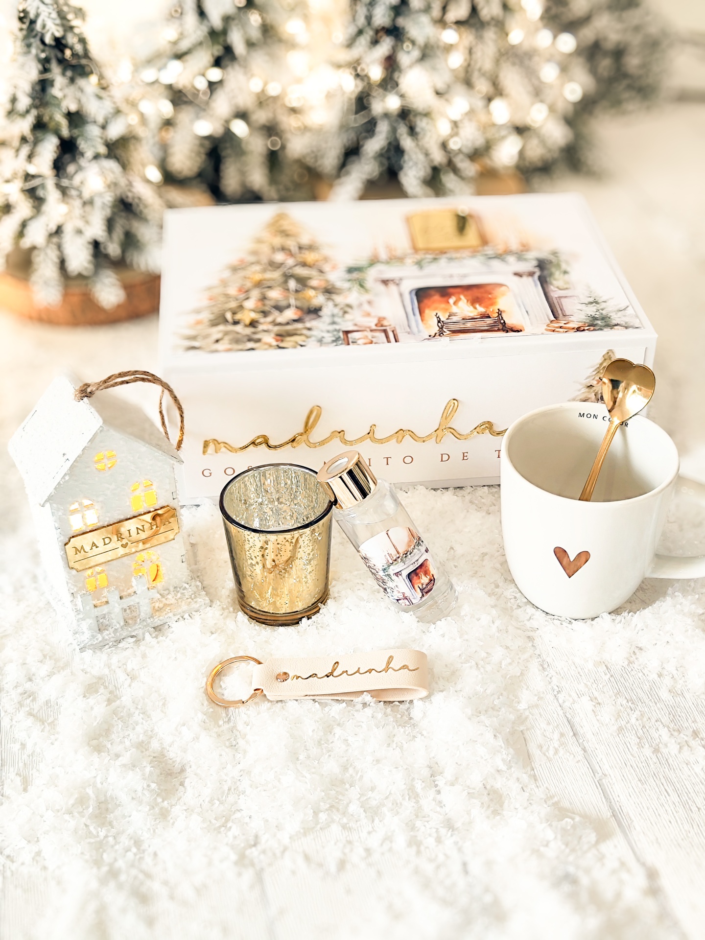 Conjunto de presentes natalícios para madrinha com caneca, chaveiro, castiçal, frasco e casa decorativa.