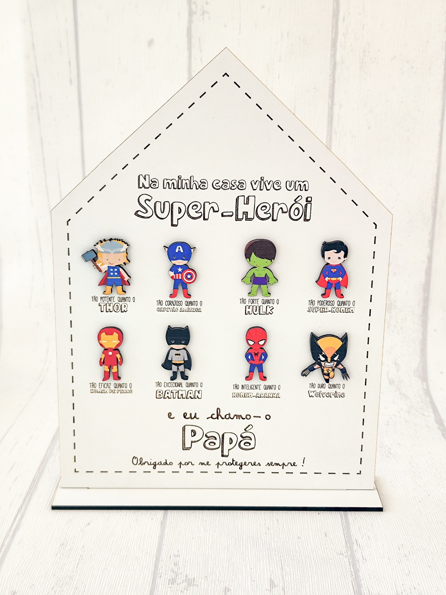 Placa branca decorativa com desenhos de super-heróis e texto em português