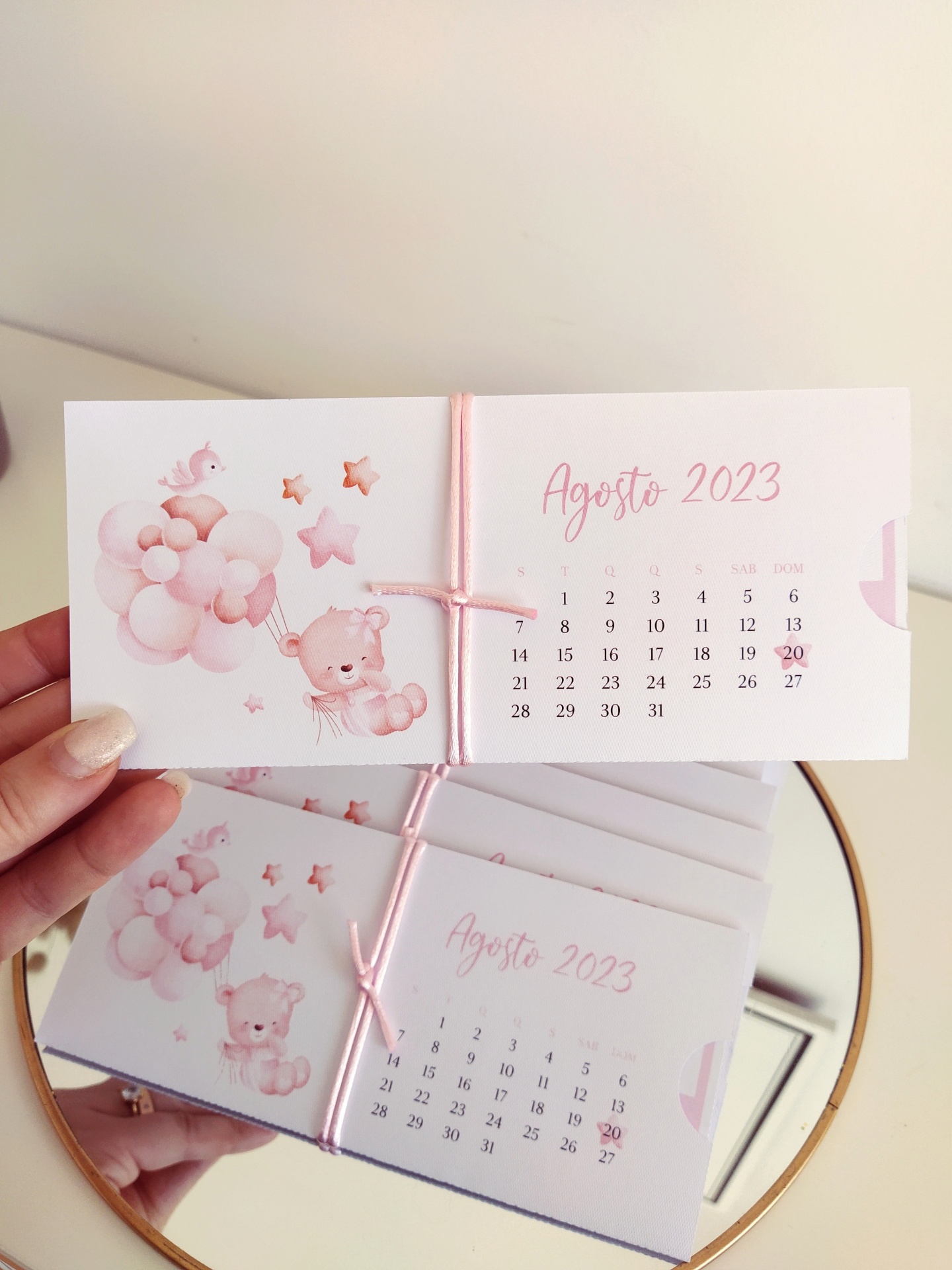 Calendário de mesa Agosto 2023 com ursinho cor-de-rosa e balões