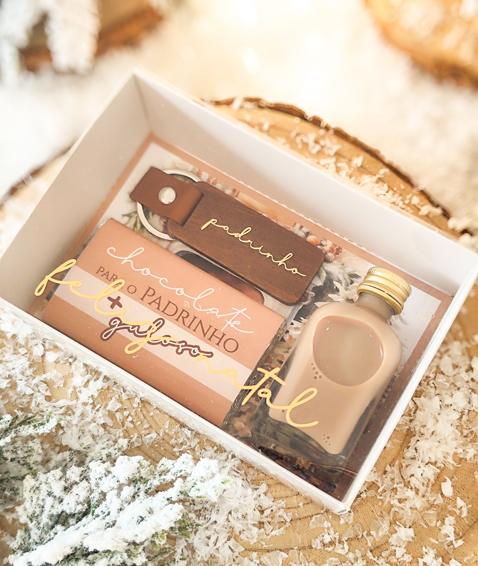 Conjunto de presente com chocolate, garrafa de bebida e chaveiro
