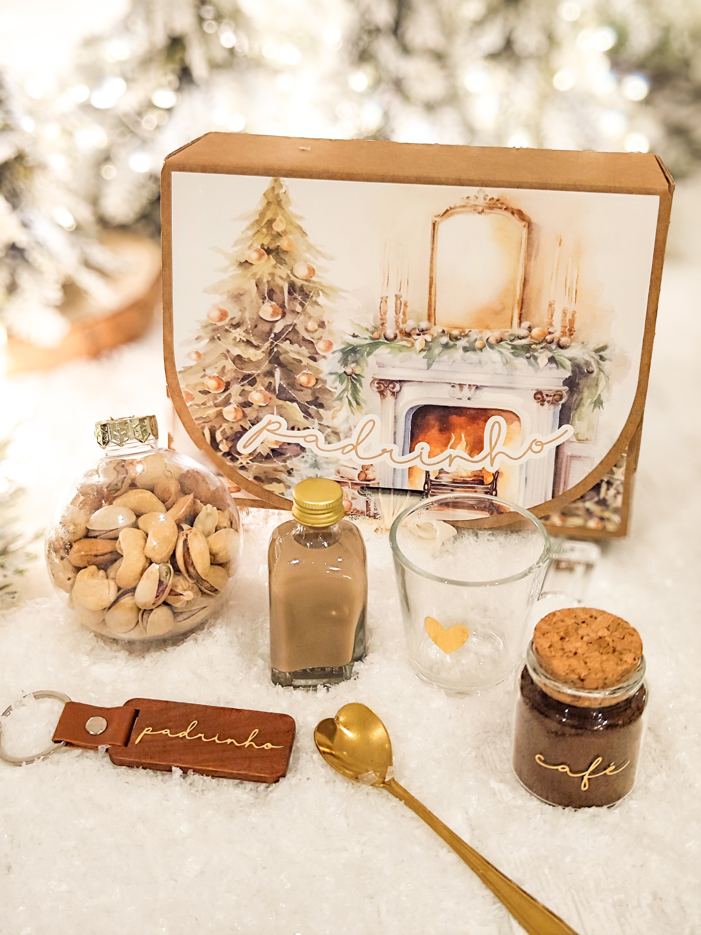 Conjunto de presente com embalagem festiva e itens para café, incluindo frutos secos, frascos, copo e colher dourada