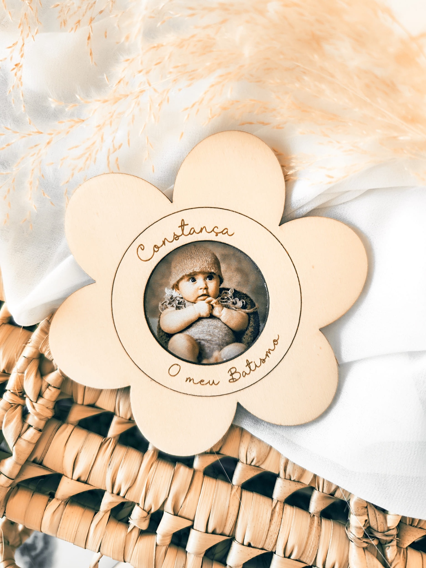 Moldura em forma de flor de madeira com fotografia de bebé e texto 