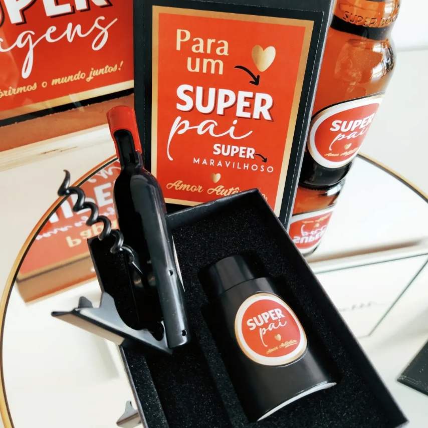 Caixa de presente com itens para pai, cortador de cápsulas de vinho e garrafa com rótulo 'SUPER pai'