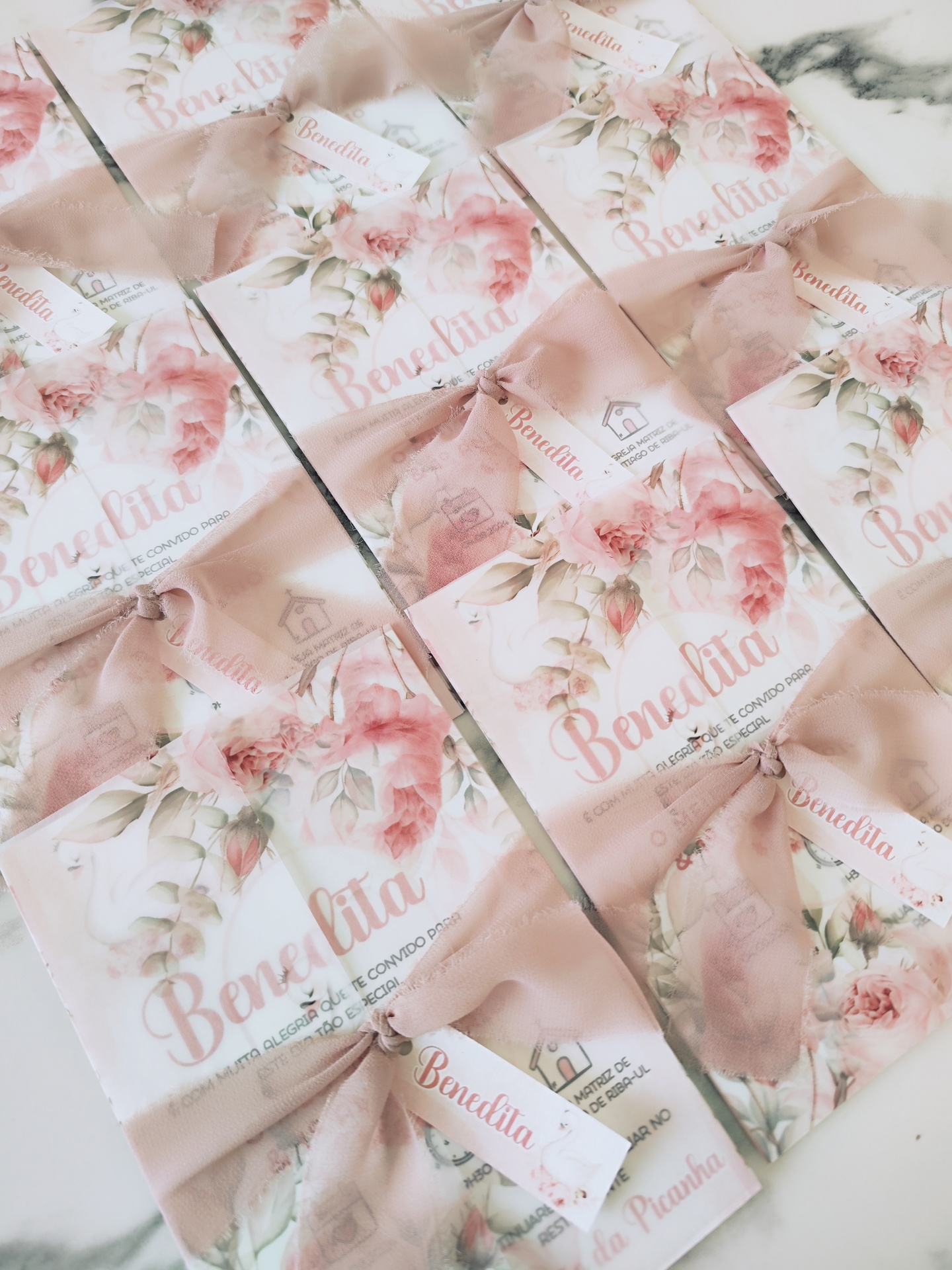 Embalagens de sabonetes Benedita com flores e fita rosa