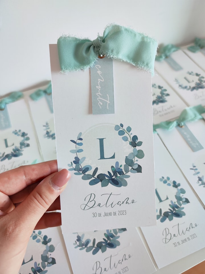 Etiqueta de batizado branca com folhas verdes e fita verde-água