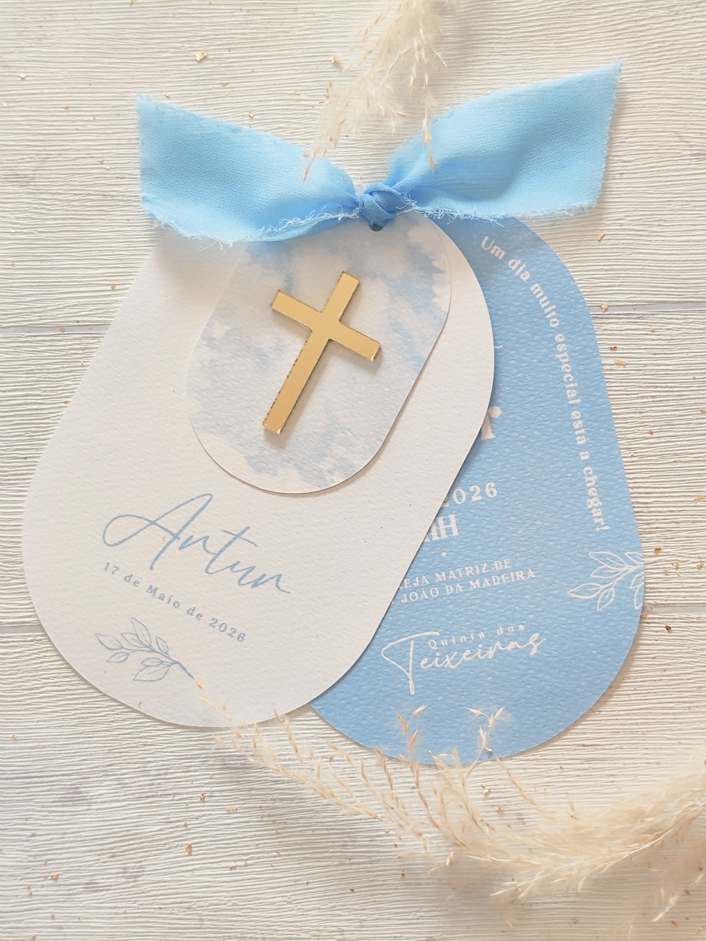 Cartão convite religioso azul e branco com crucifixo dourado e laço azul claro