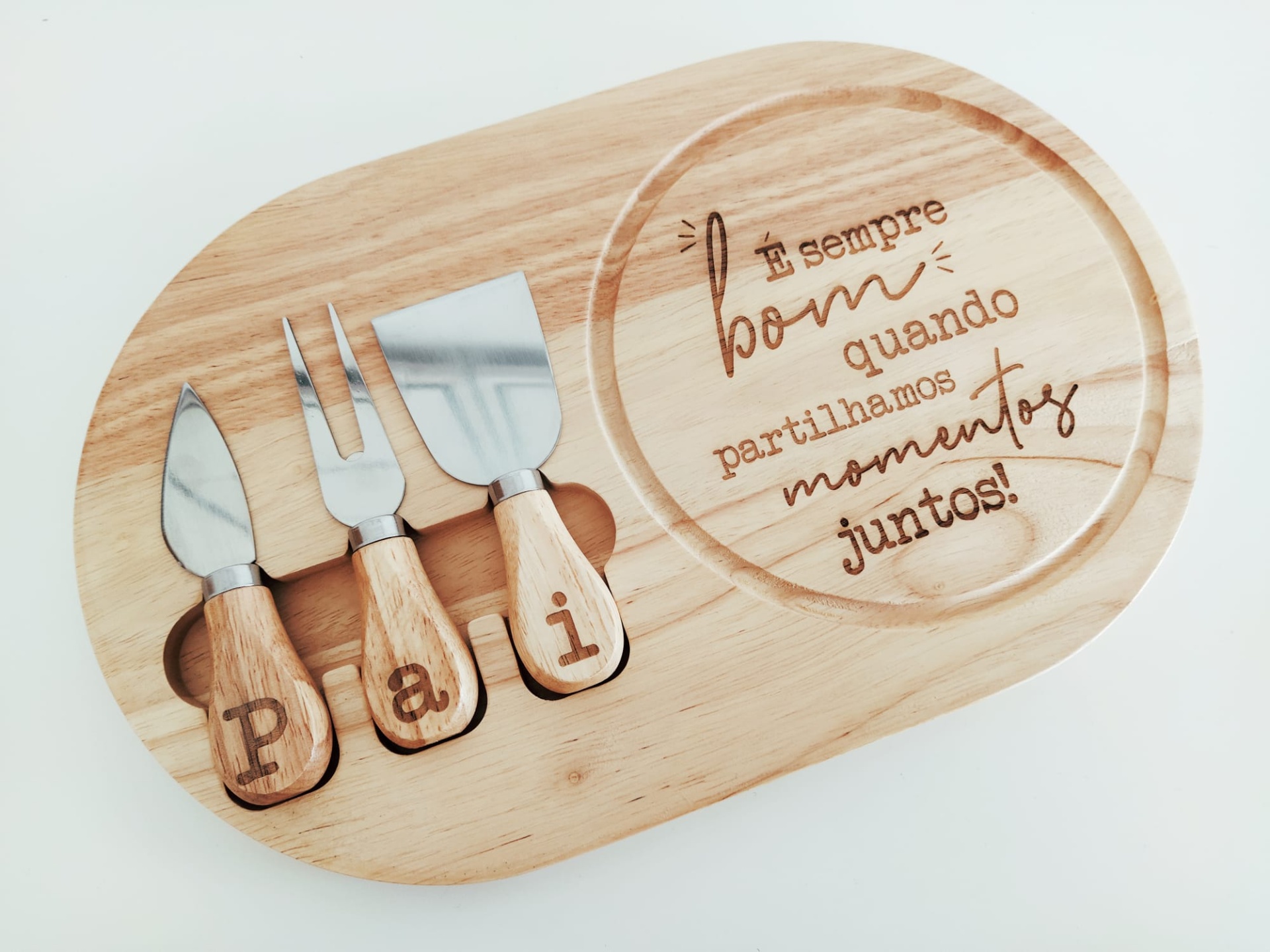 Conjunto de tábuas de madeira com utensílios de queijo e gravação em português