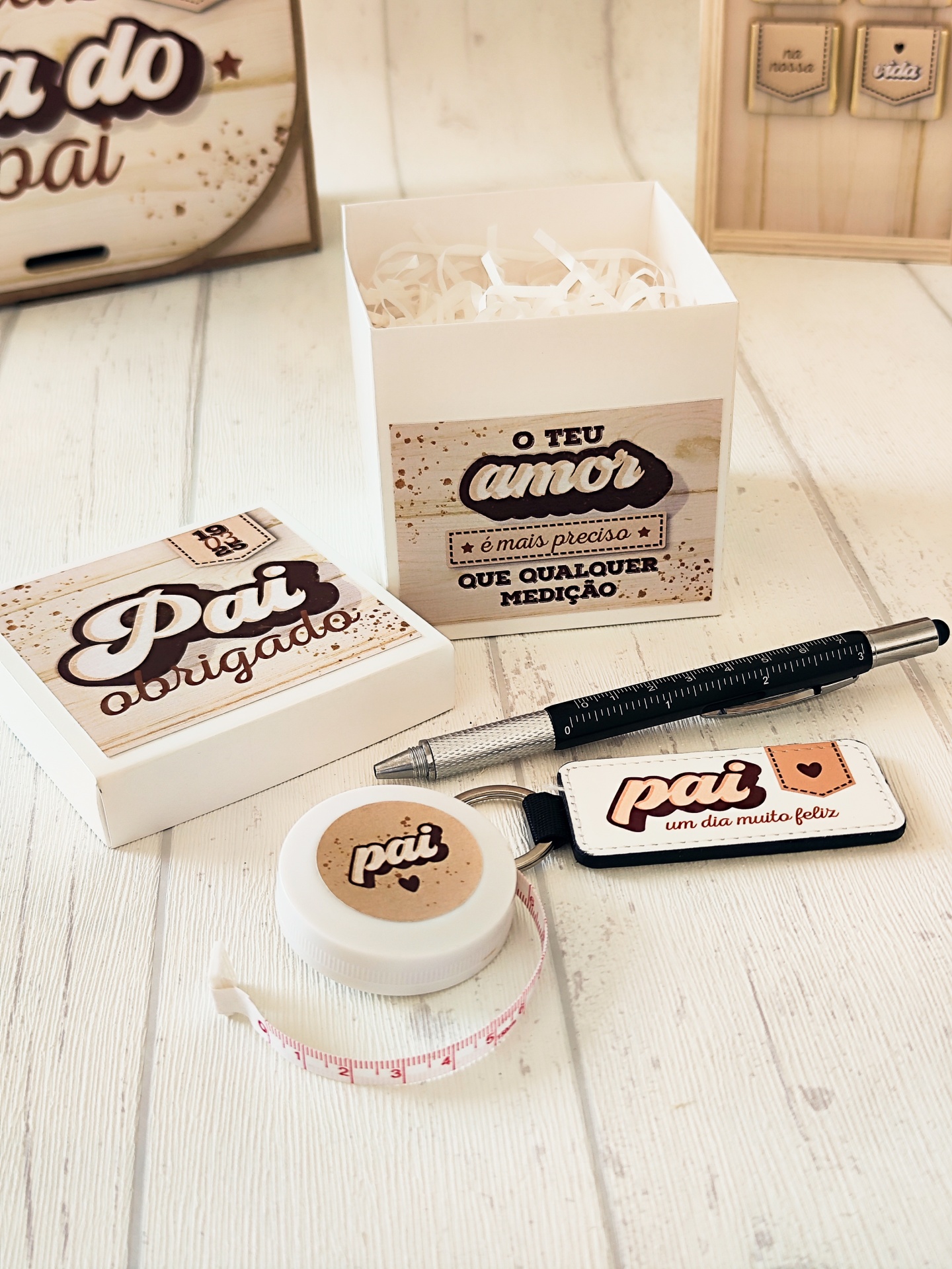 Conjunto de presente para o Dia do Pai com caixa, fita métrica, porta-chaves e caneta em fundo branco