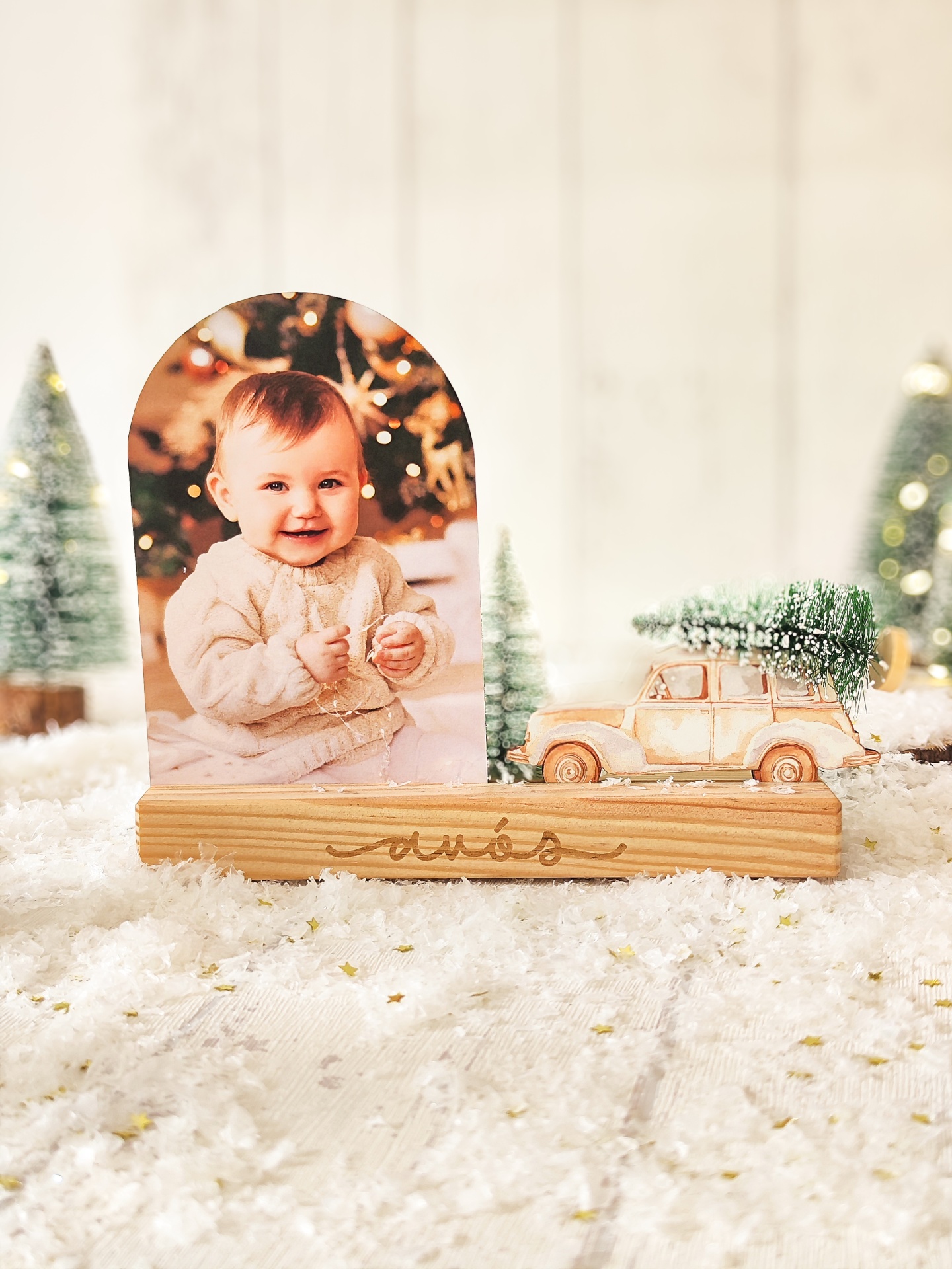 Expositor de fotografia natalício com base de madeira e enfeite de carrinha com árvore de Natal