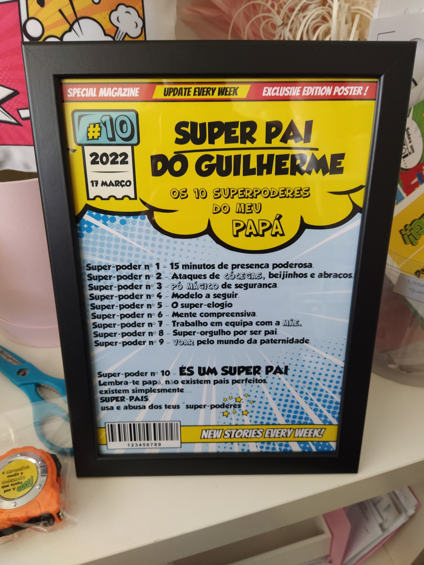 Quadro colorido estilo banda desenhada com texto sobre superpoderes do pai.