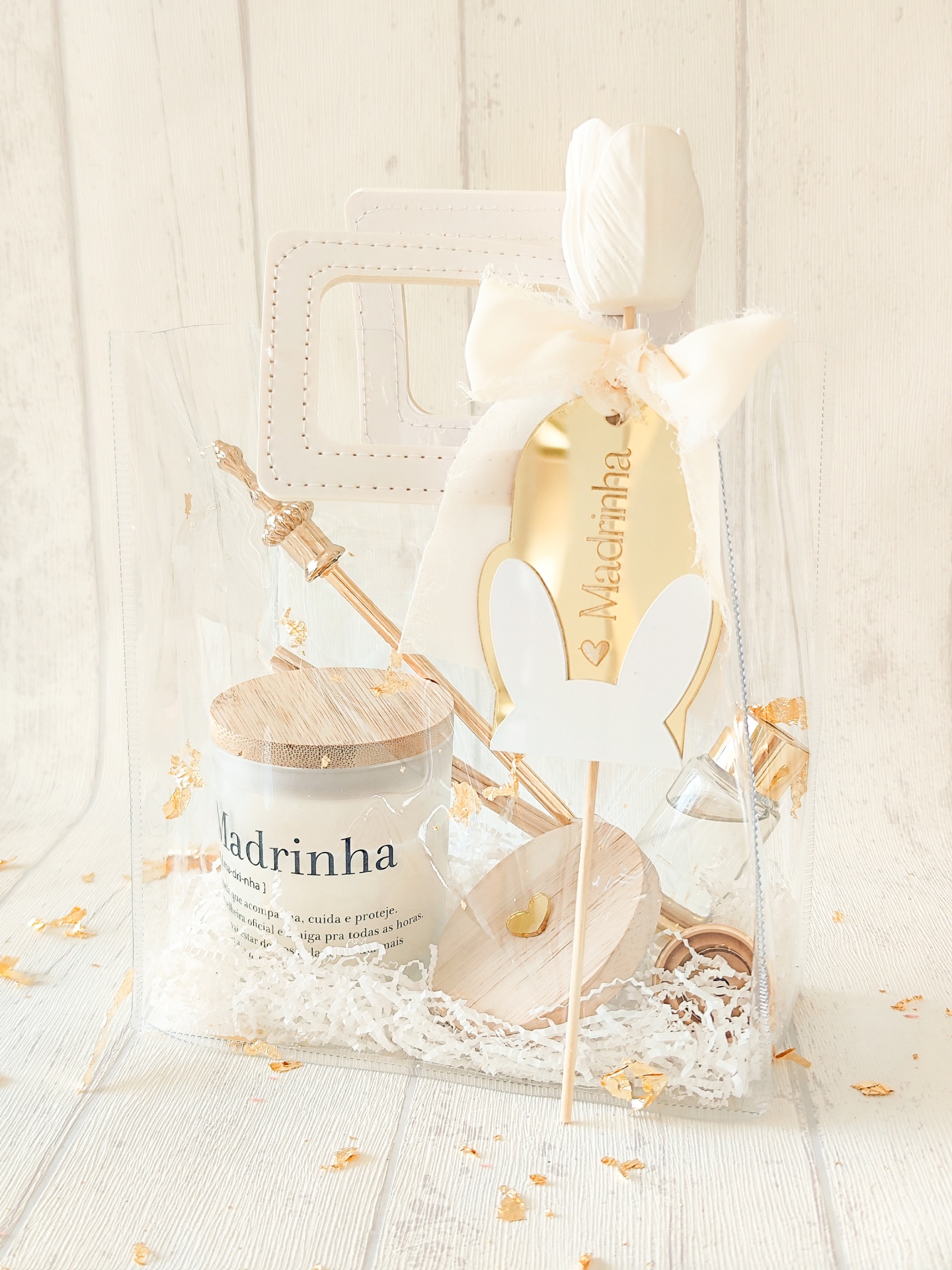 Conjunto de presentes para madrinha num saco transparente com vela, pau de mel, laço e tag decorativa
