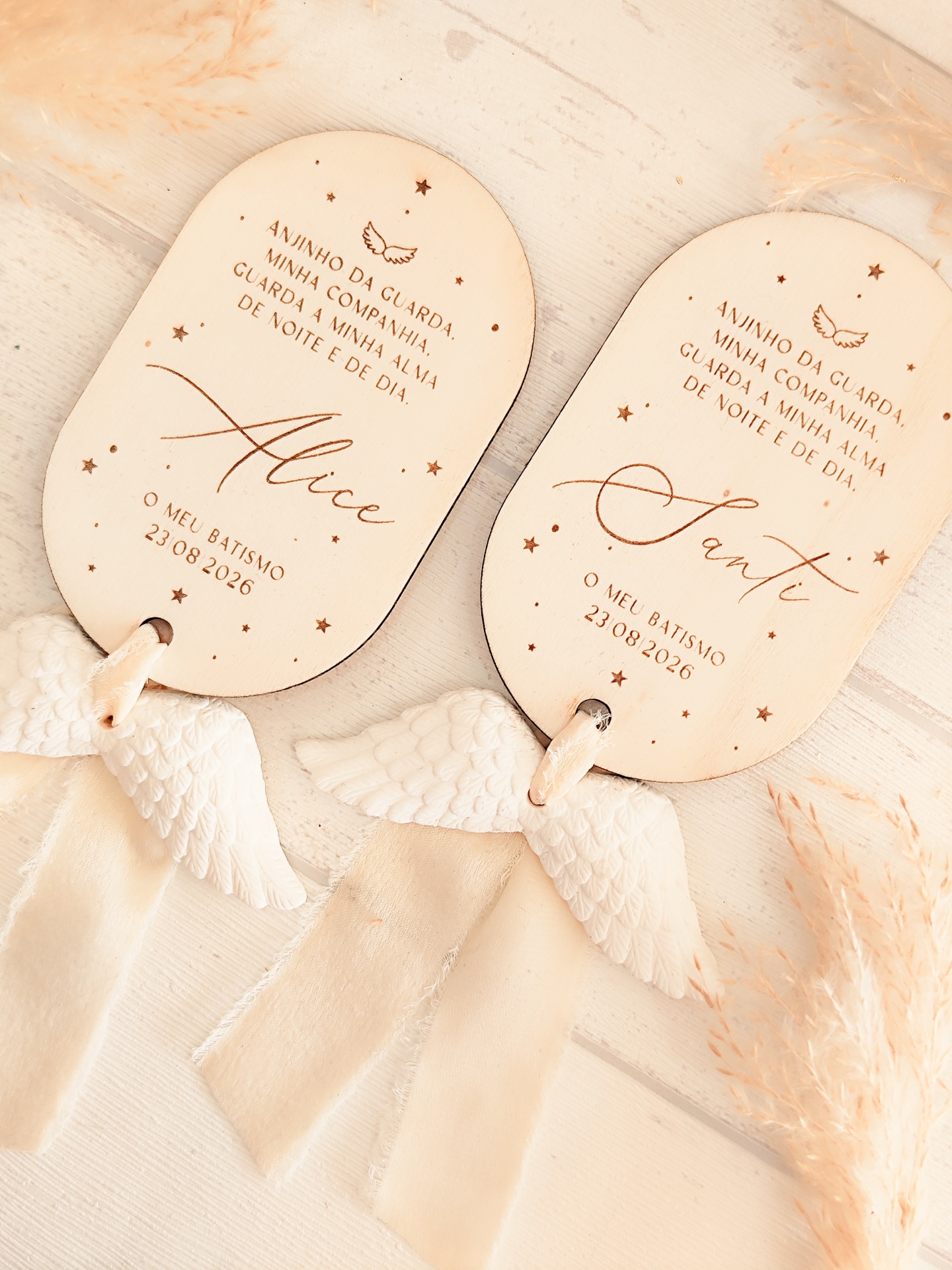 Lembretes de madeira gravados para batismo com asas e fita creme.