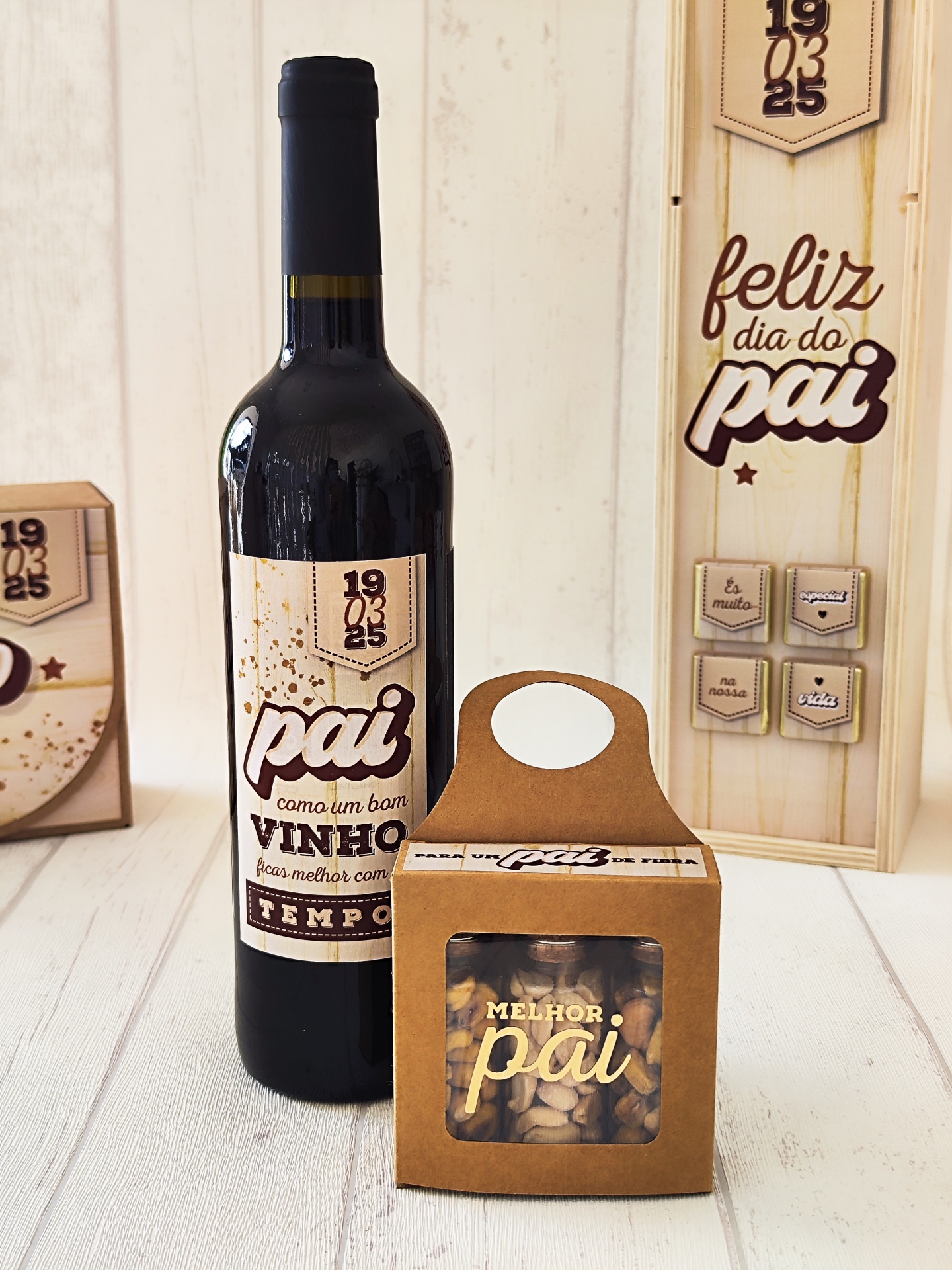 Garrafa de vinho tinto com rótulo personalizado para o dia do pai e caixa de amendoins com mensagem semelhante
