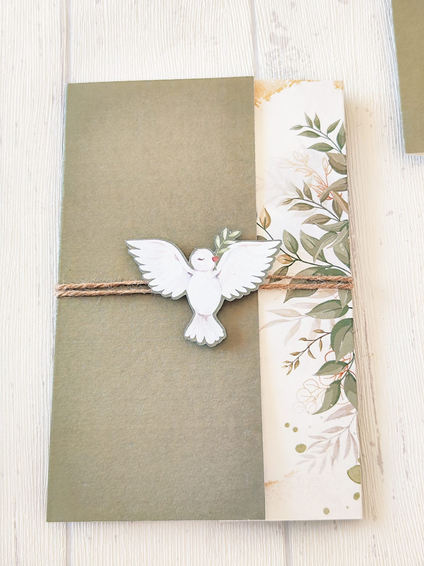Cartão verde com faixa floral e pomba branca em cordão rústico