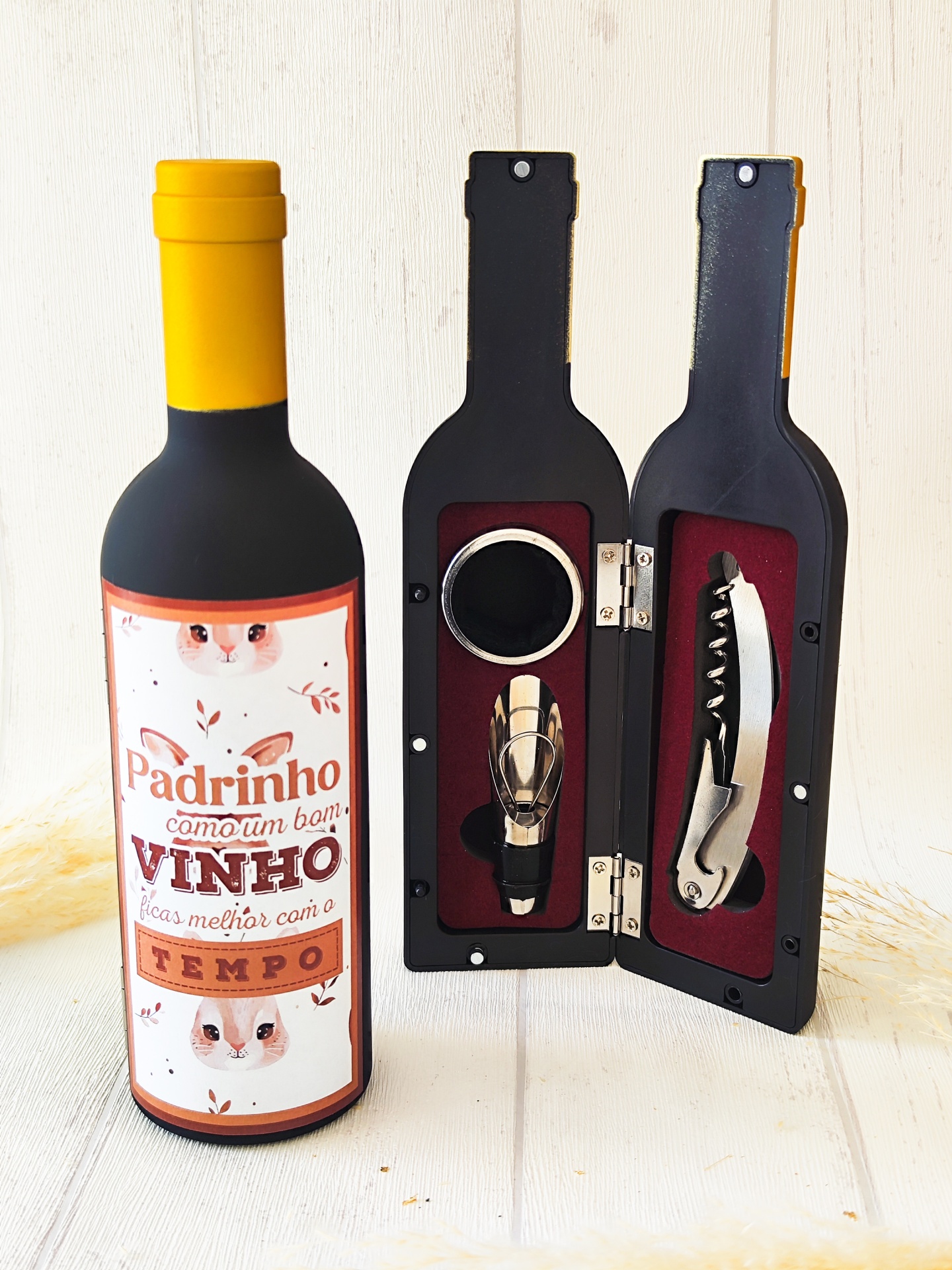 Conjunto para vinho com garrafa decorativa e caixa em forma de garrafa com acessórios para vinho