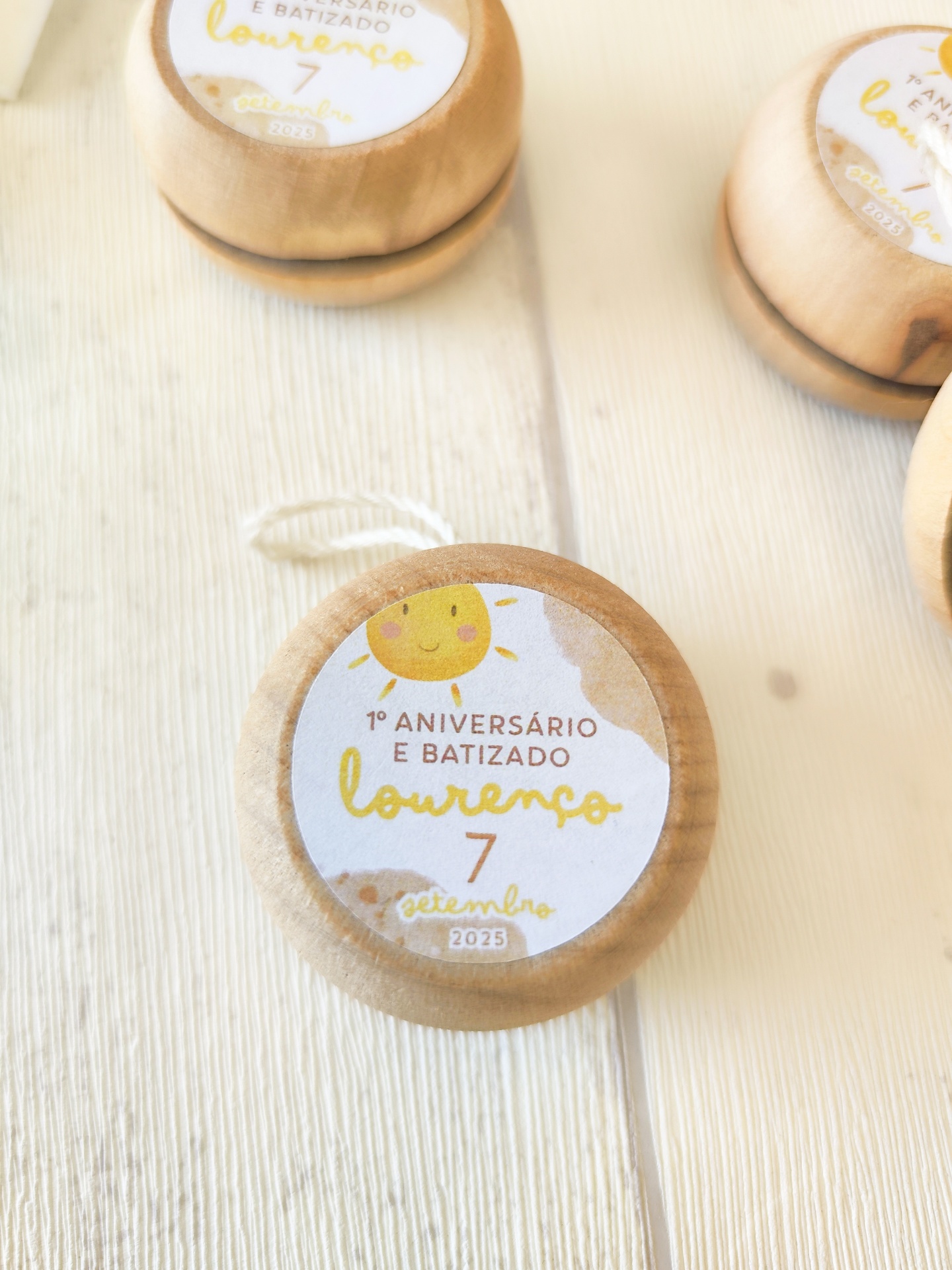 Ioiô de madeira com etiqueta comemorativa para aniversário e batizado