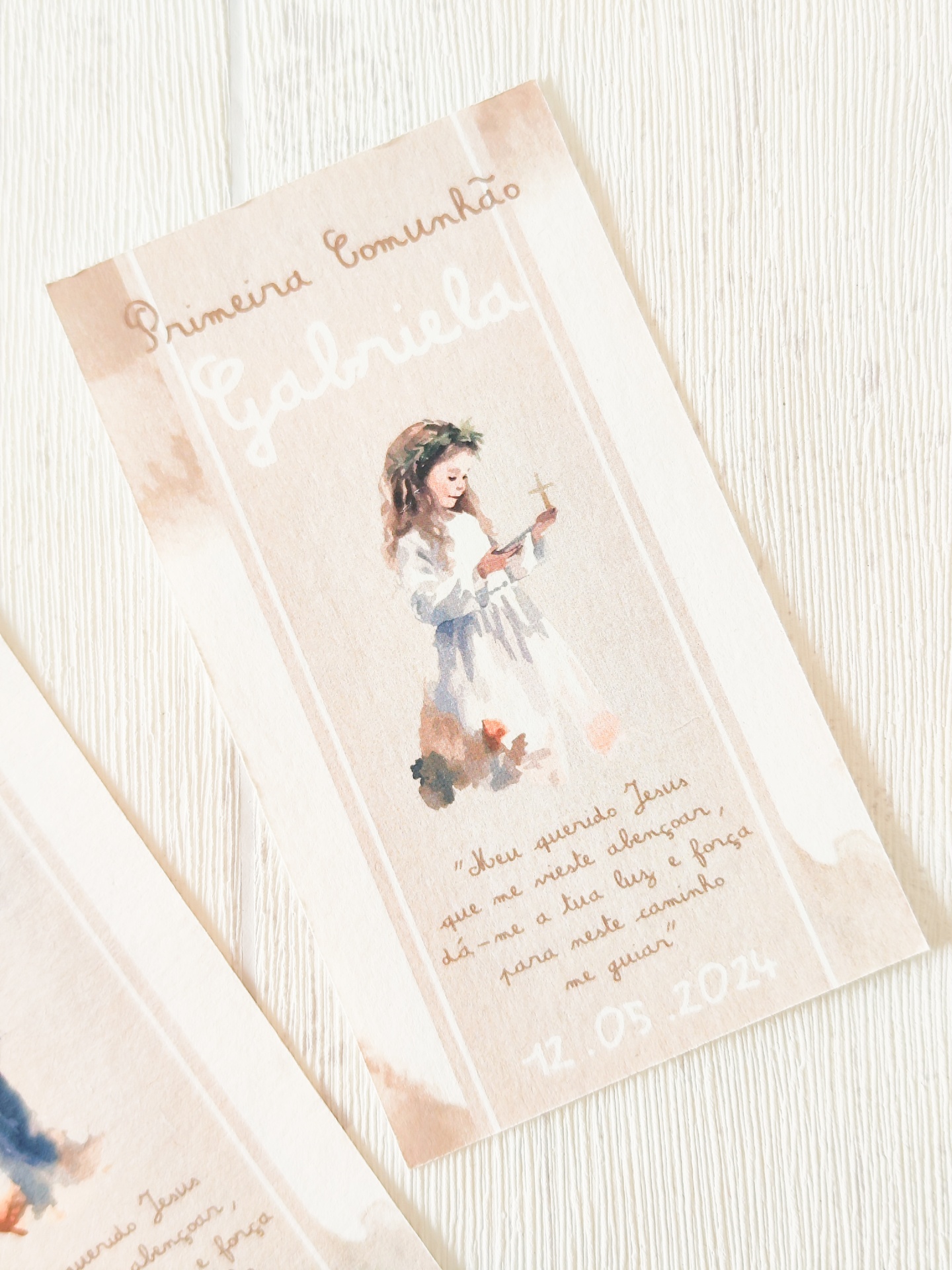 Convite de primeira comunhão com ilustração de menina e texto em português.