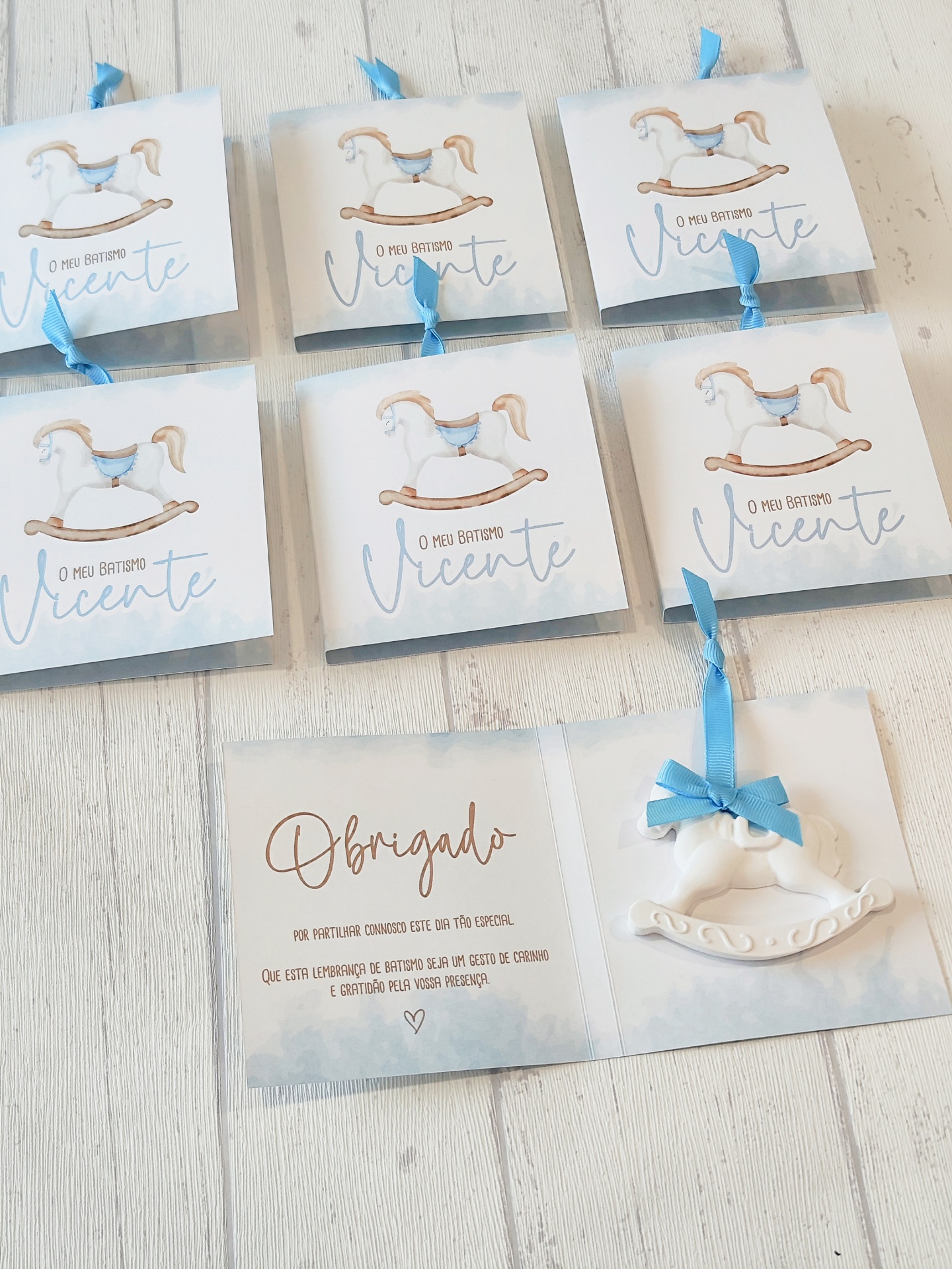 Cartões de agradecimento personalizados com cavalinho de balanço e enfeite branco com fita azul