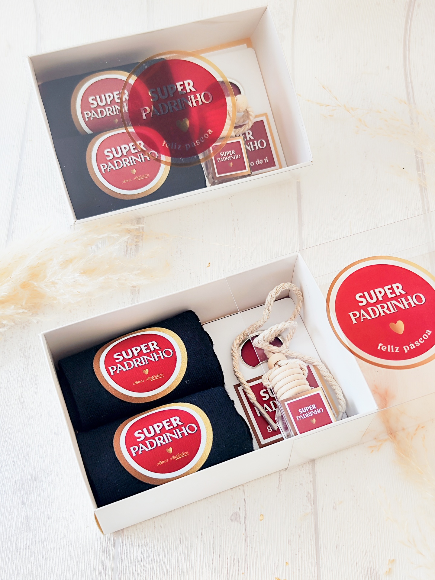 Caixas de presente com meias e chaveiro 