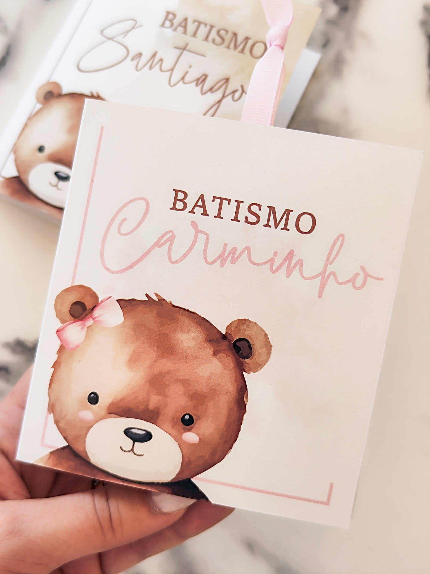 Convite de batismo com urso e texto 'BATISMO Carminho'.