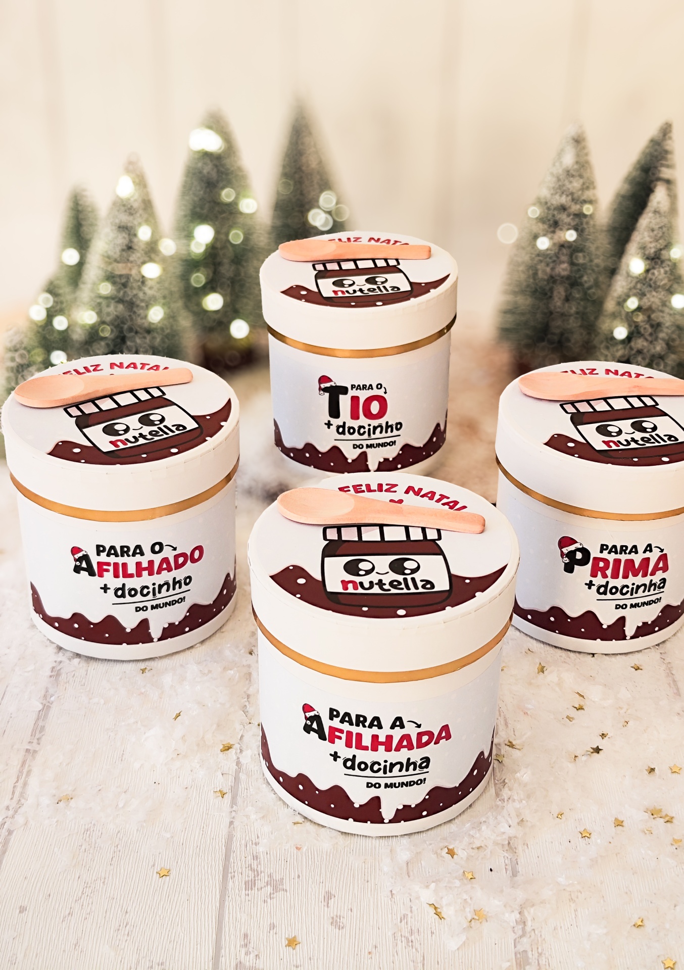 quatro frascos brancos decorados com pote de Nutella e texto para tio, filha, filho e prima com fundo de árvores de Natal