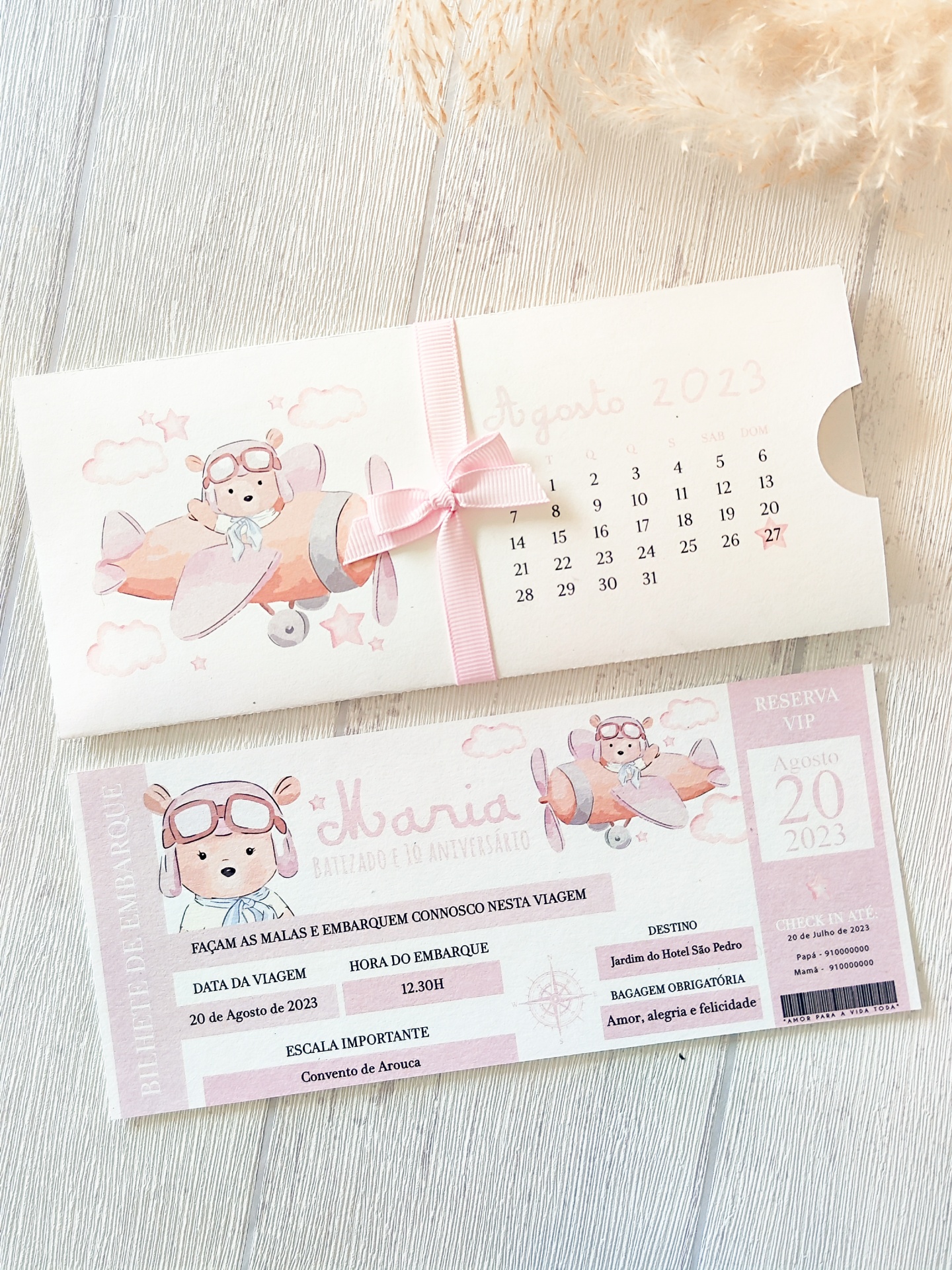 Convite de viagem rosa claro com ursinho aviador em avião e texto em português,fontes delicadas