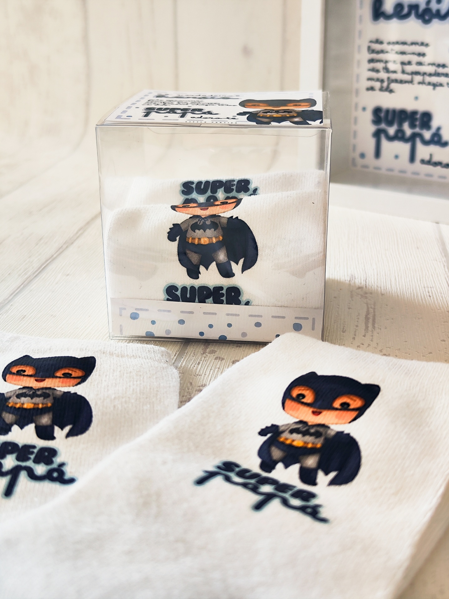 Meias brancas com desenho de super-herói e texto 