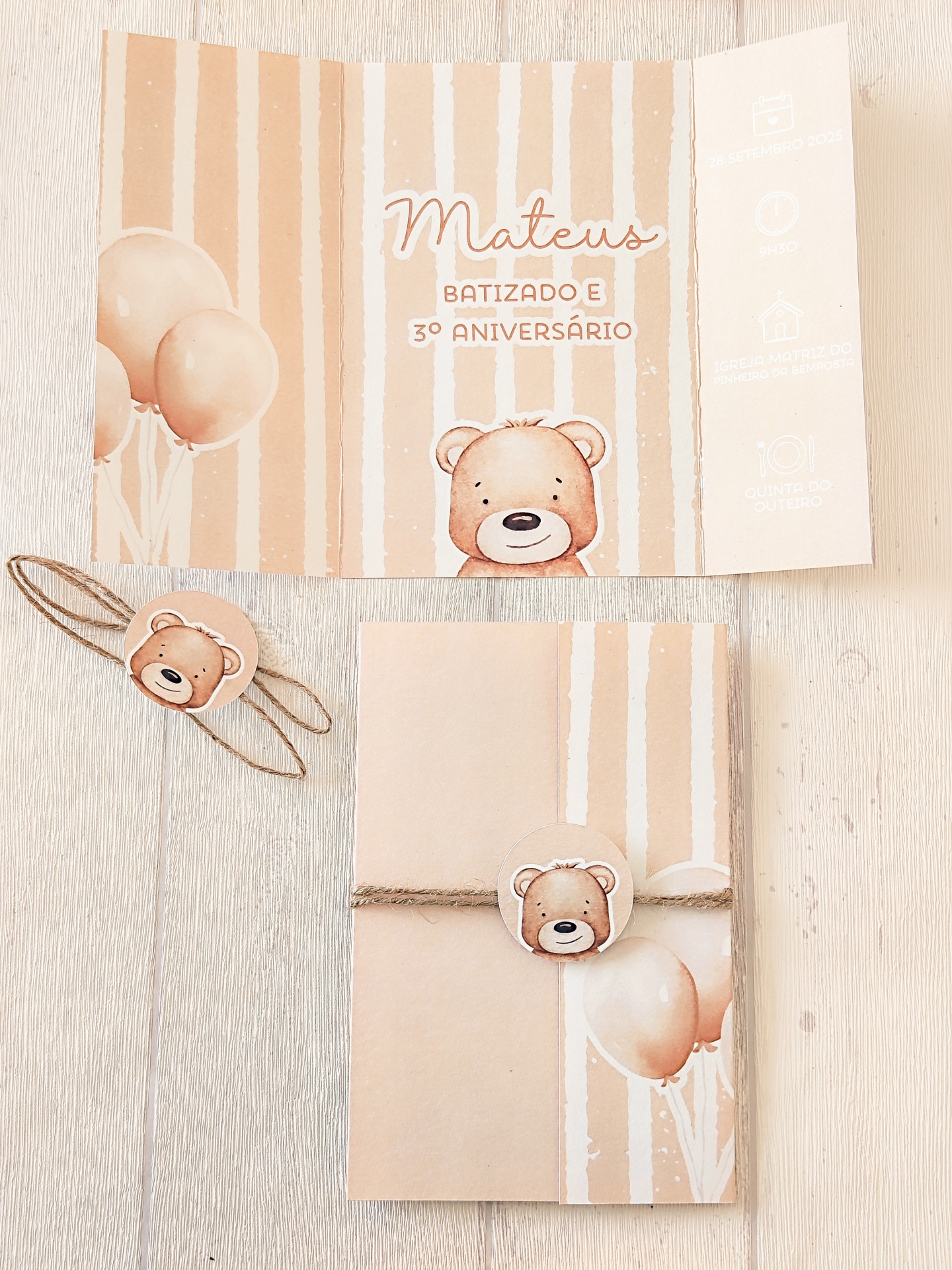 Convite de batizado e aniversário com balões e desenho de urso em tons bege e branco