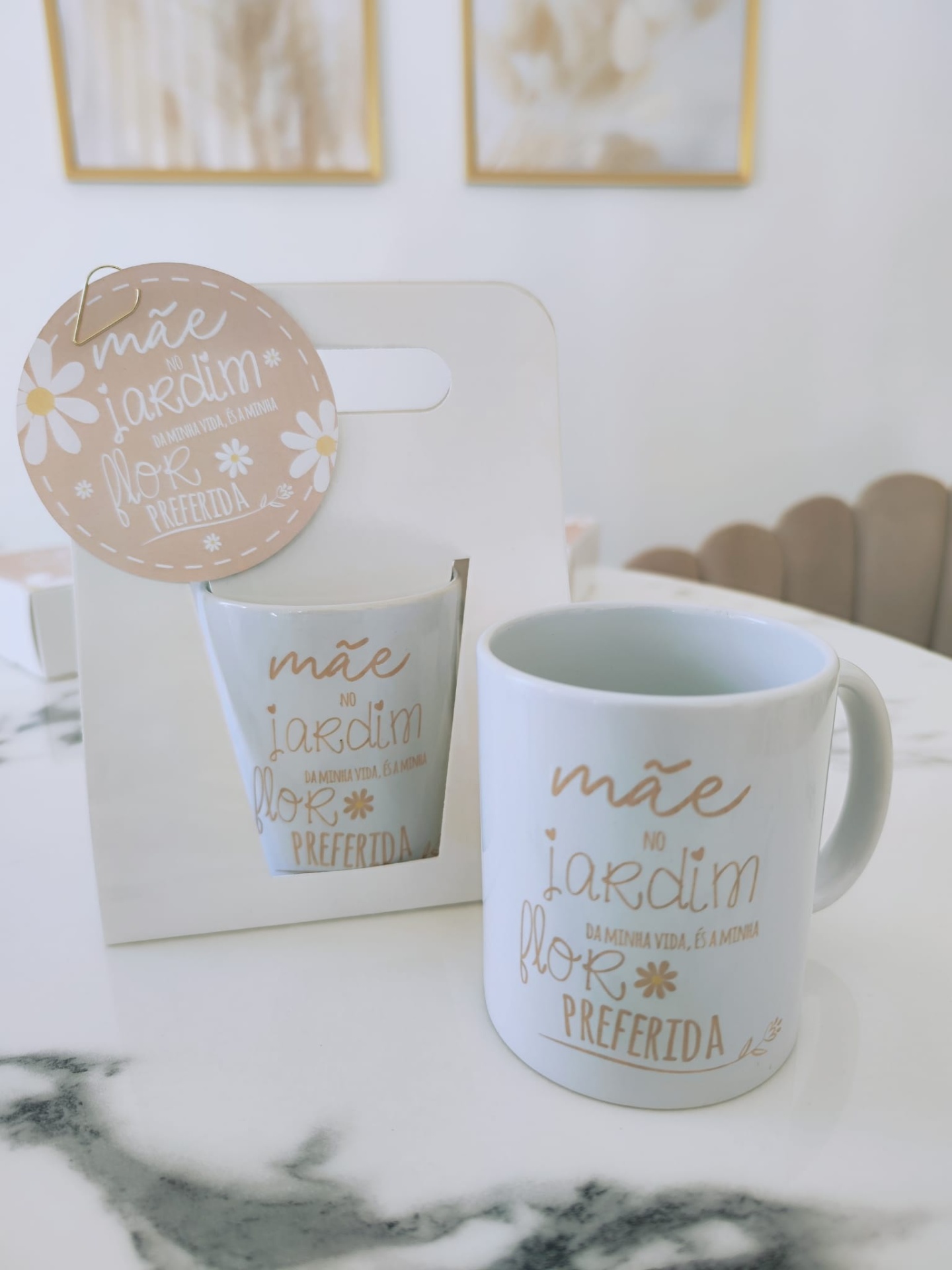 Caneca branca com texto dourado e embalagem correspondente
