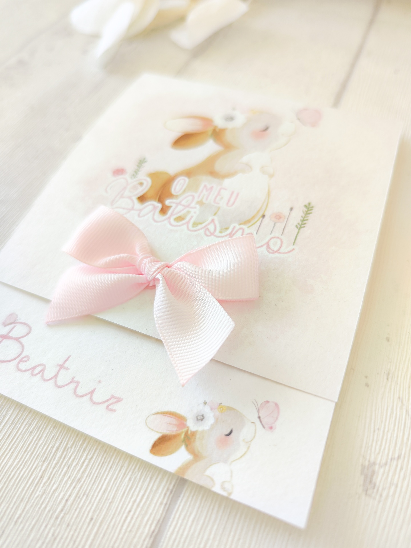 Convite de batismo com coelhinha e laço rosa