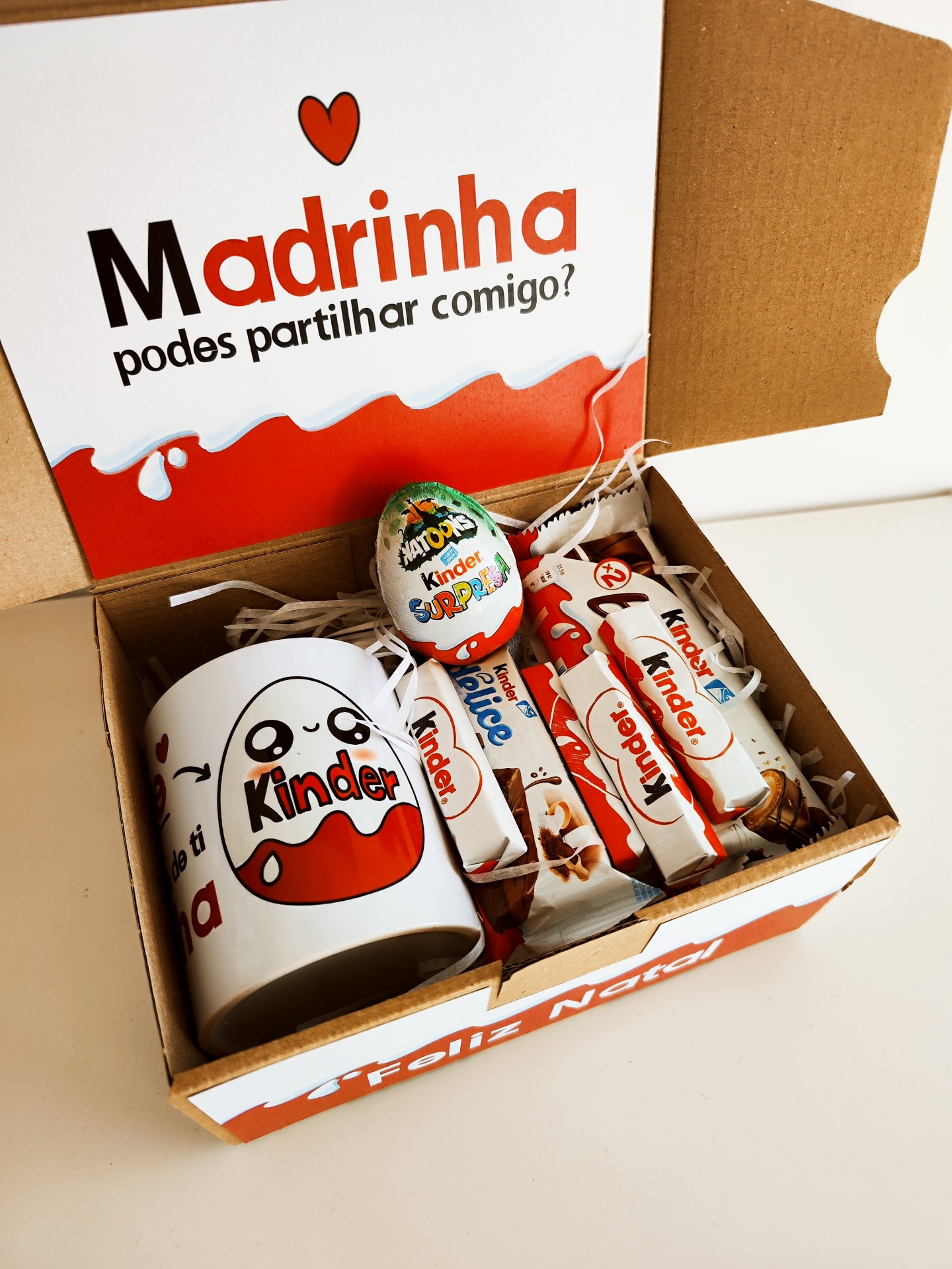 Caixa de presente com caneca e chocolates Kinder
