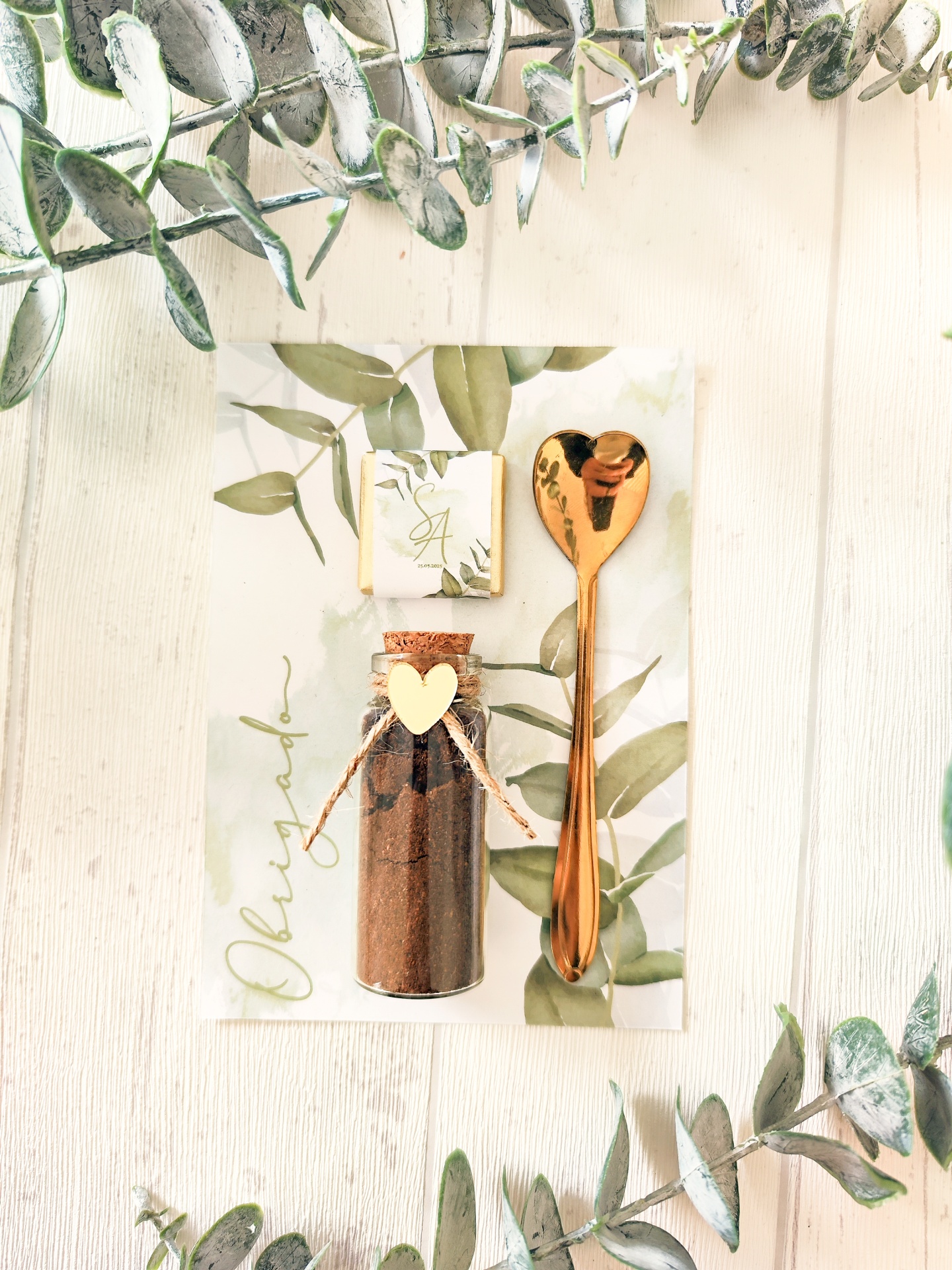 Conjunto com saco decorativo, frasco de vidro com tampa de cortiça e colher dourada com corações