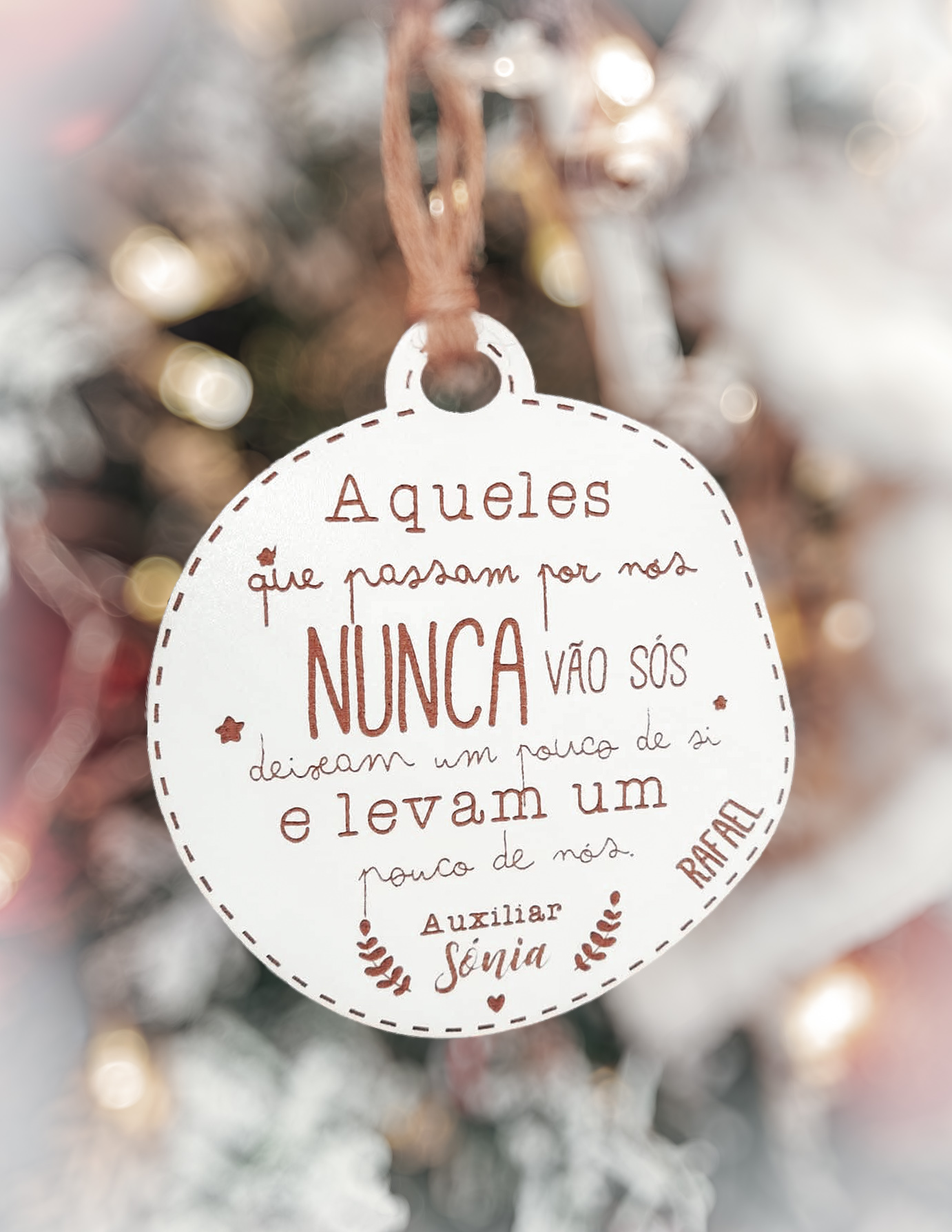 Etiqueta decorativa branca redonda com cordão e texto em castanho