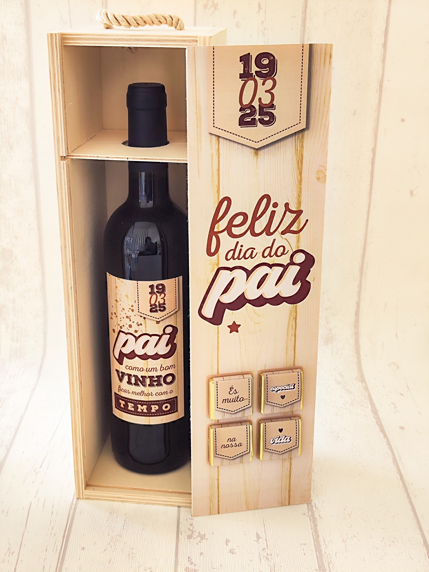 Garrafa de vinho tinto numa caixa de madeira decorada para o dia do pai