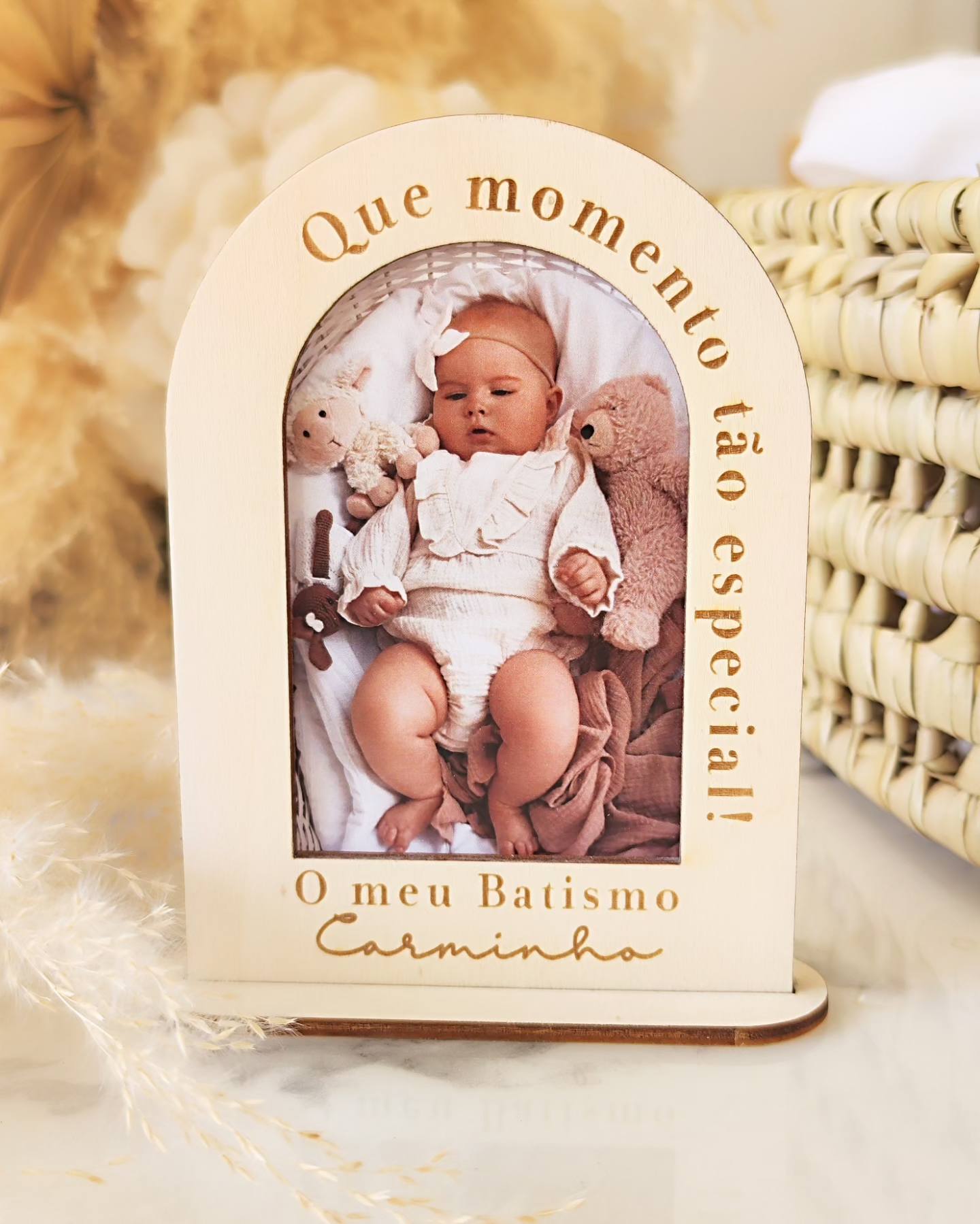Porta-fotos de madeira com foto de bebé e texto gravado sobre batismo