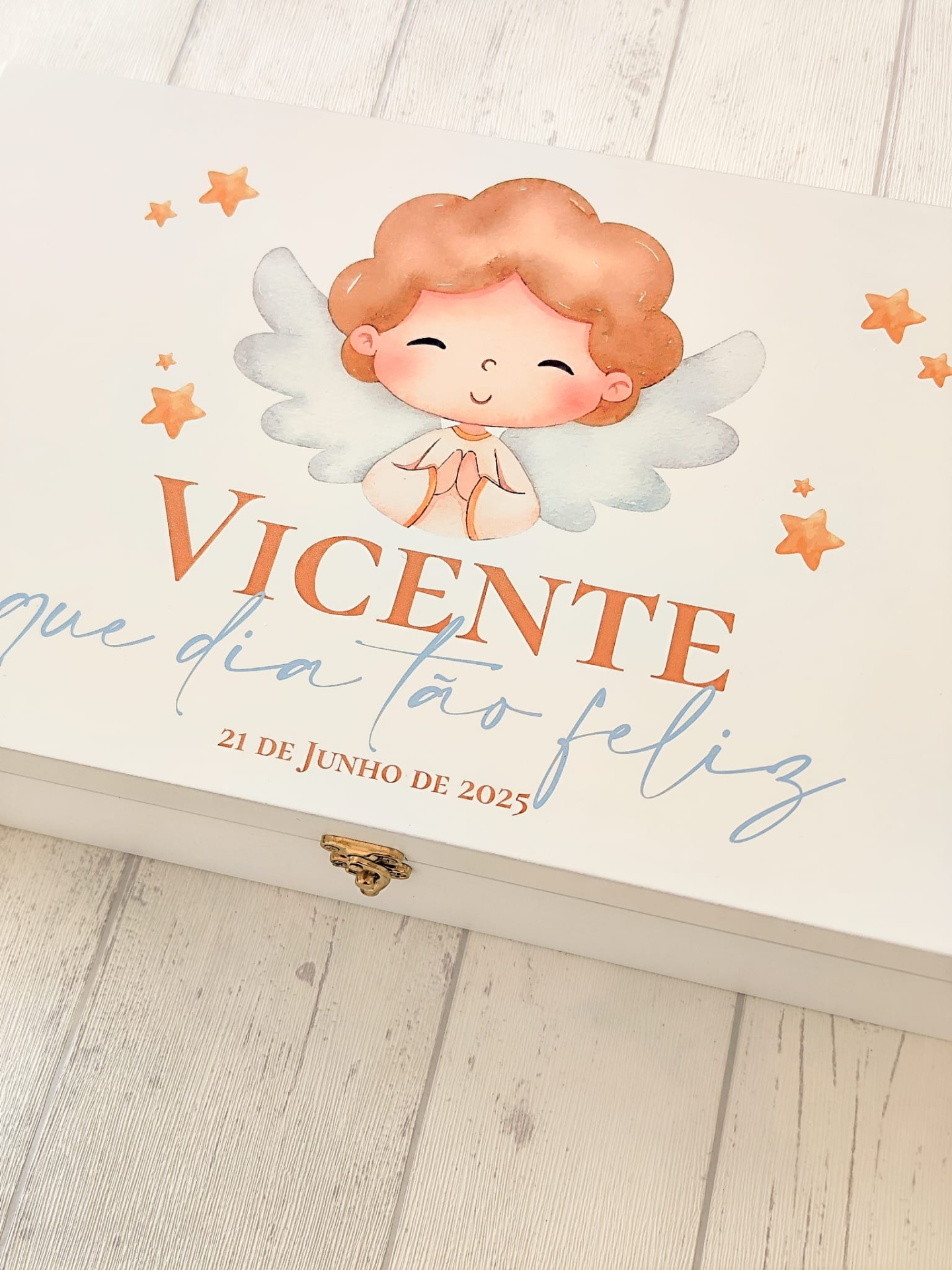 Caixa branca decorada com anjo e texto Vicente 21 de junho de 2025