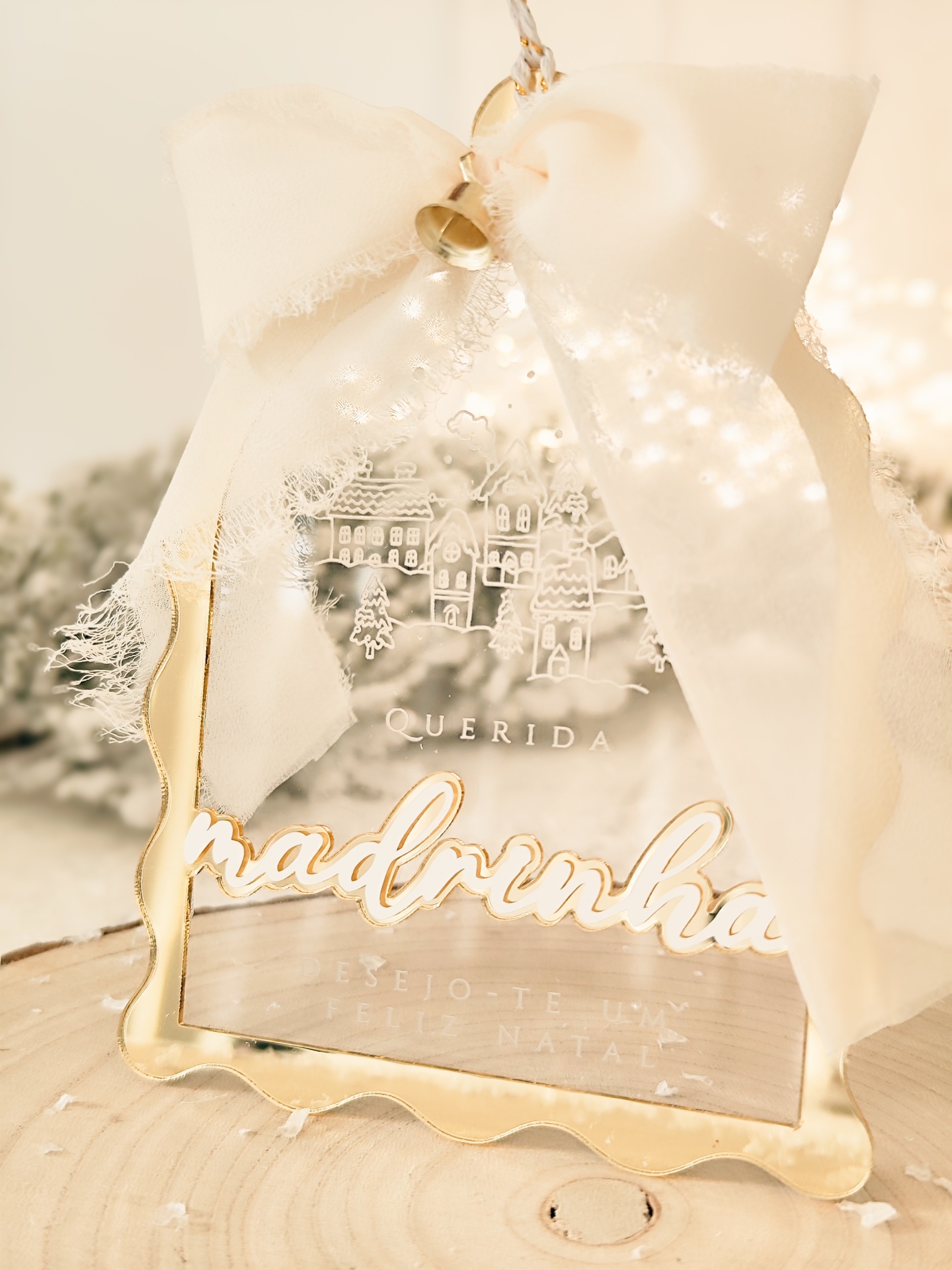 Ornamento de Natal transparente com laço creme e moldura dourada