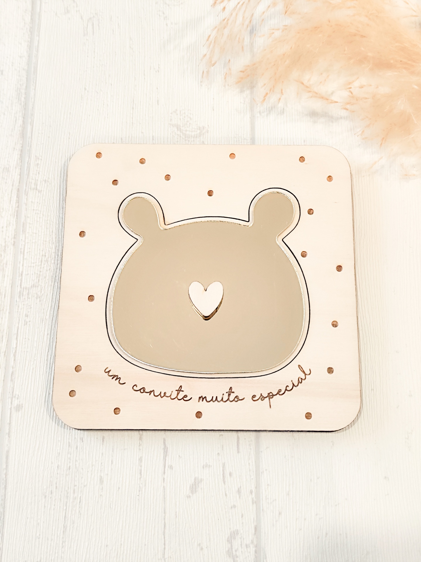 Quadrado de madeira com recorte de cabeça de urso e texto em português