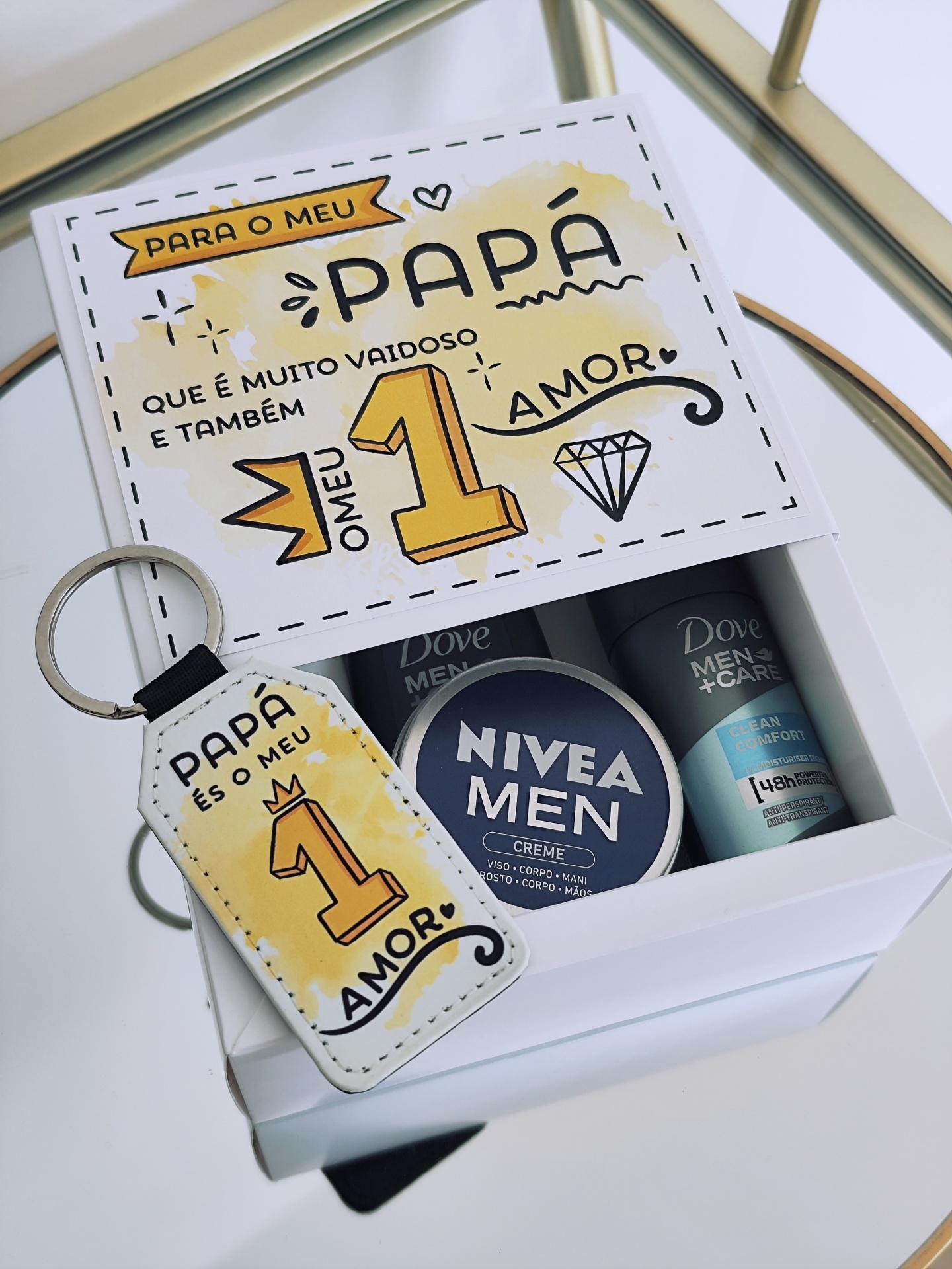 Conjunto de presentes para o pai com produtos NIVEA e Dove e porta-chaves com mensagem carinhosa