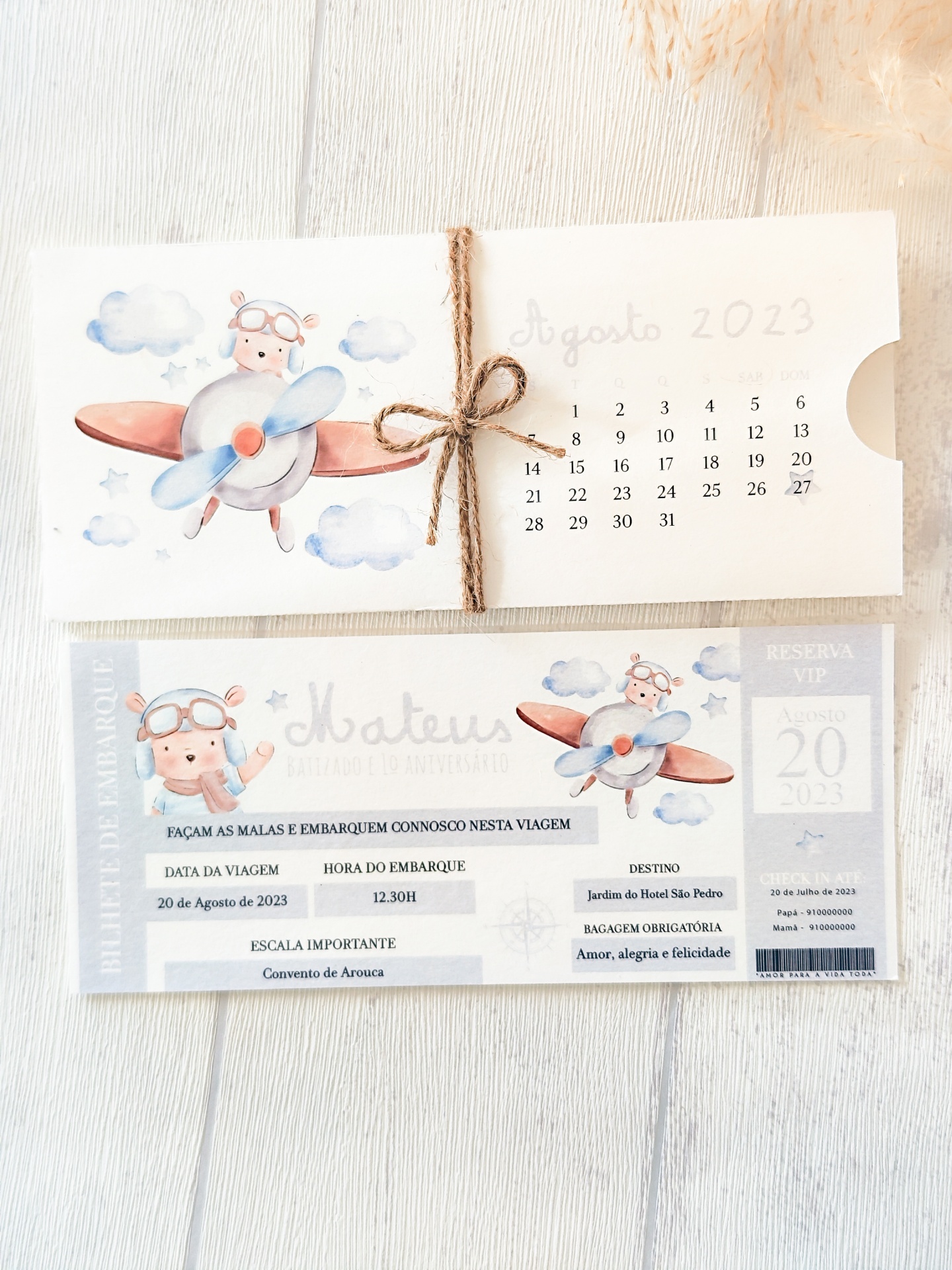 Convite formato bilhete de embarque com ilustração de avião e calendário de agosto 2023