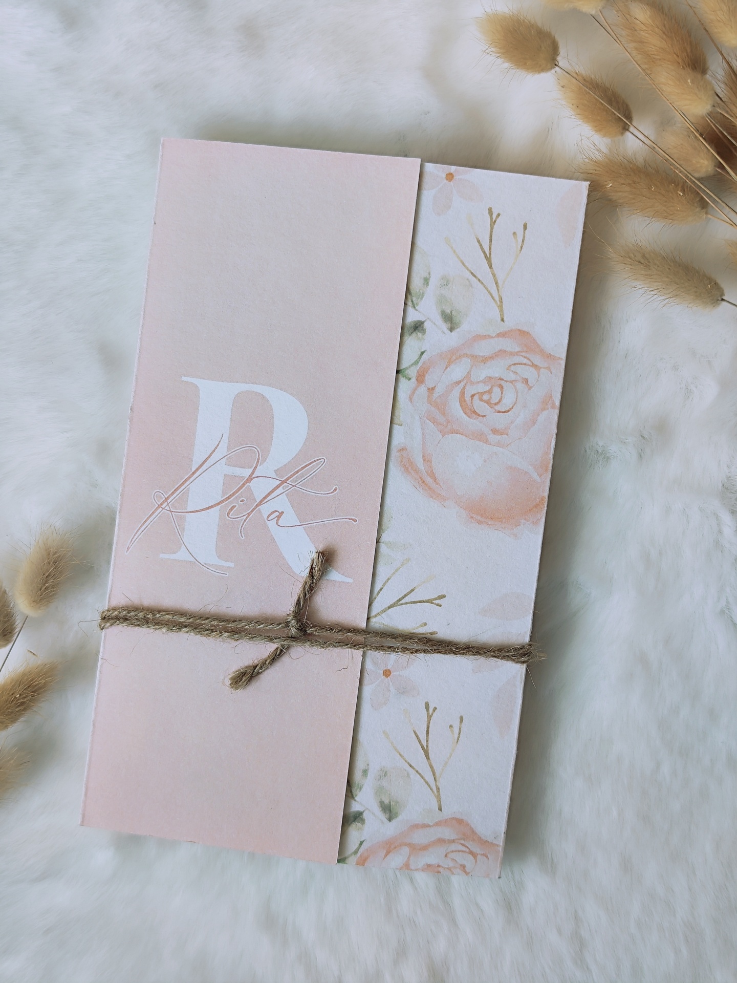 Convite decorativo rosa com flores e cordão rústico