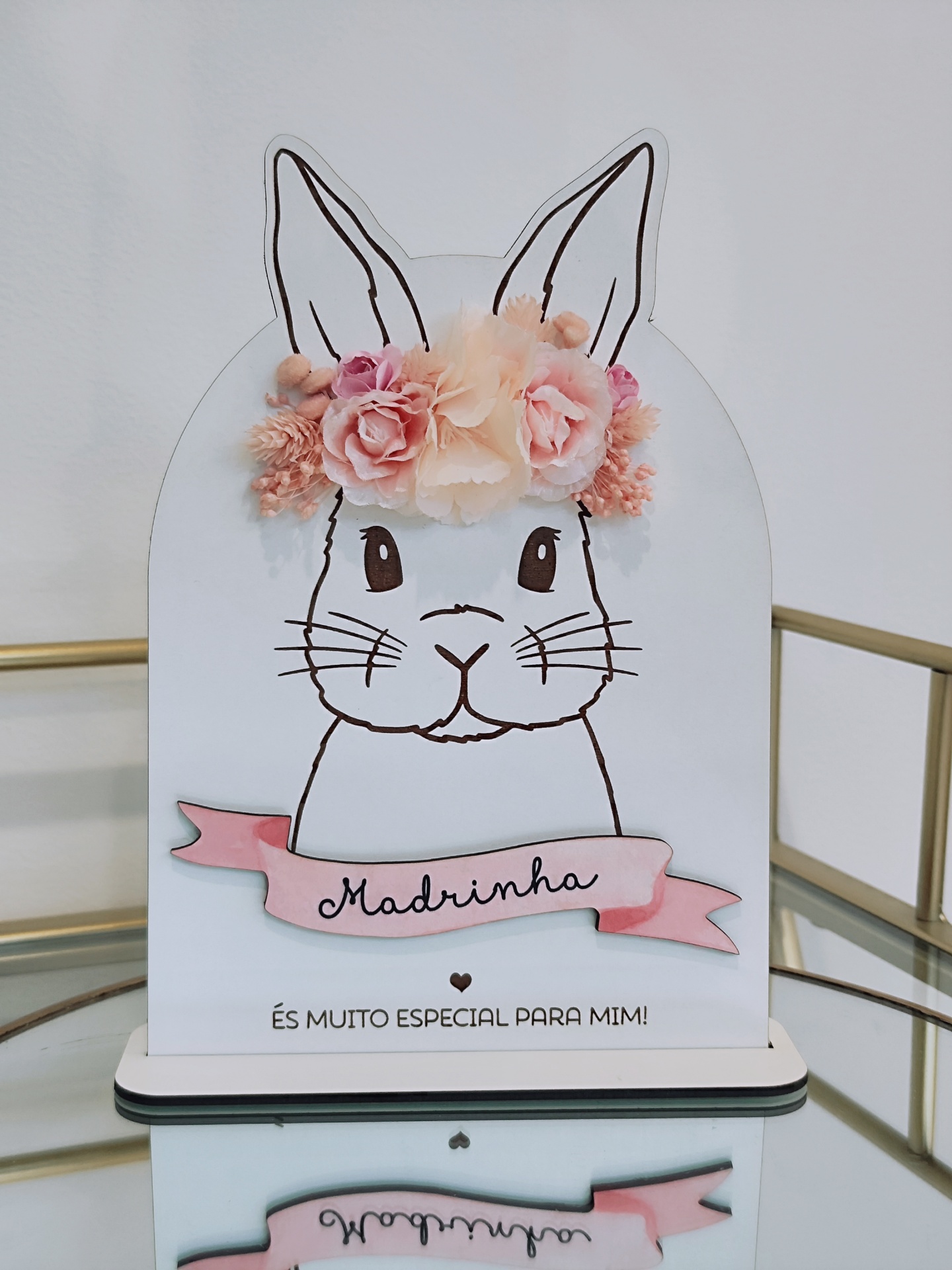 Objeto decorativo coelho com flores e texto 'Madrinha' e 'ÉS MUITO ESPECIAL PARA MIM!'