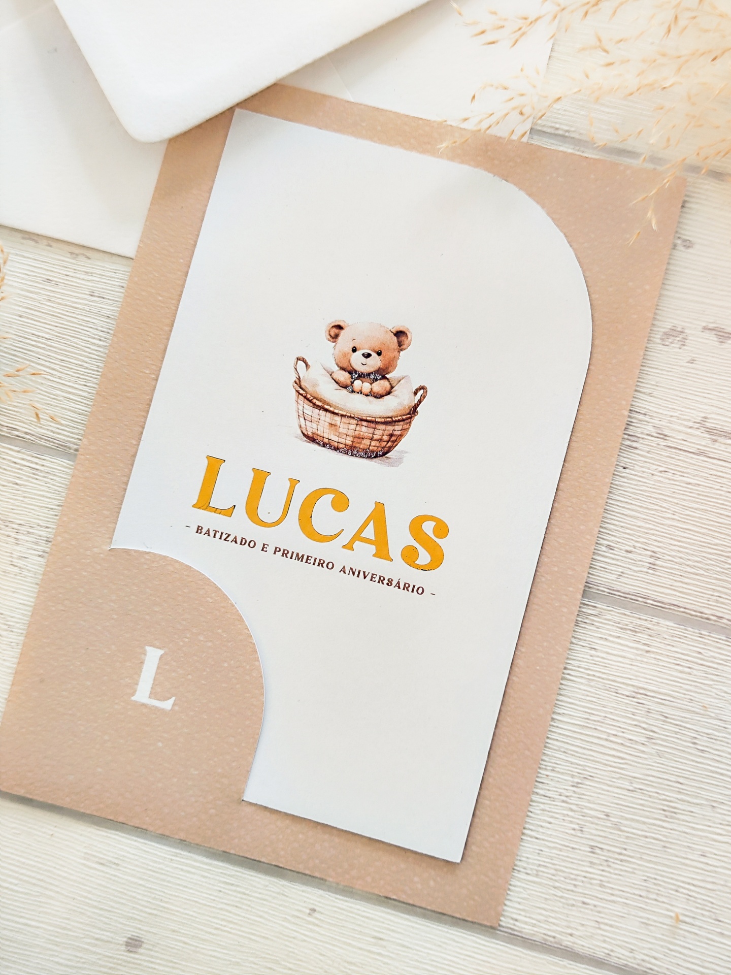 Convite branco e bege com urso de peluche e texto para batizado e aniversário