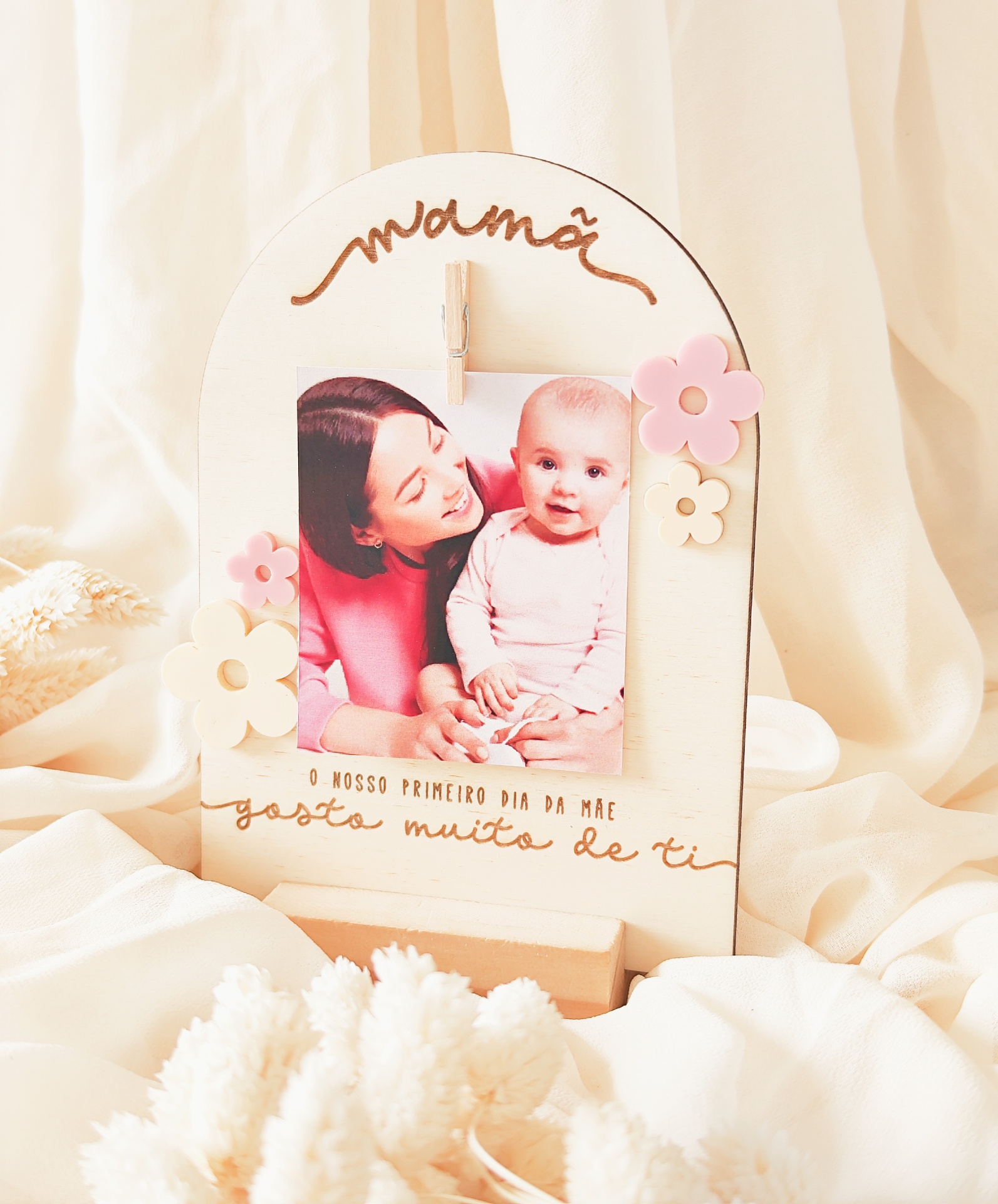 Porta-fotos de madeira com foto de mãe e bebé e decoração de flores