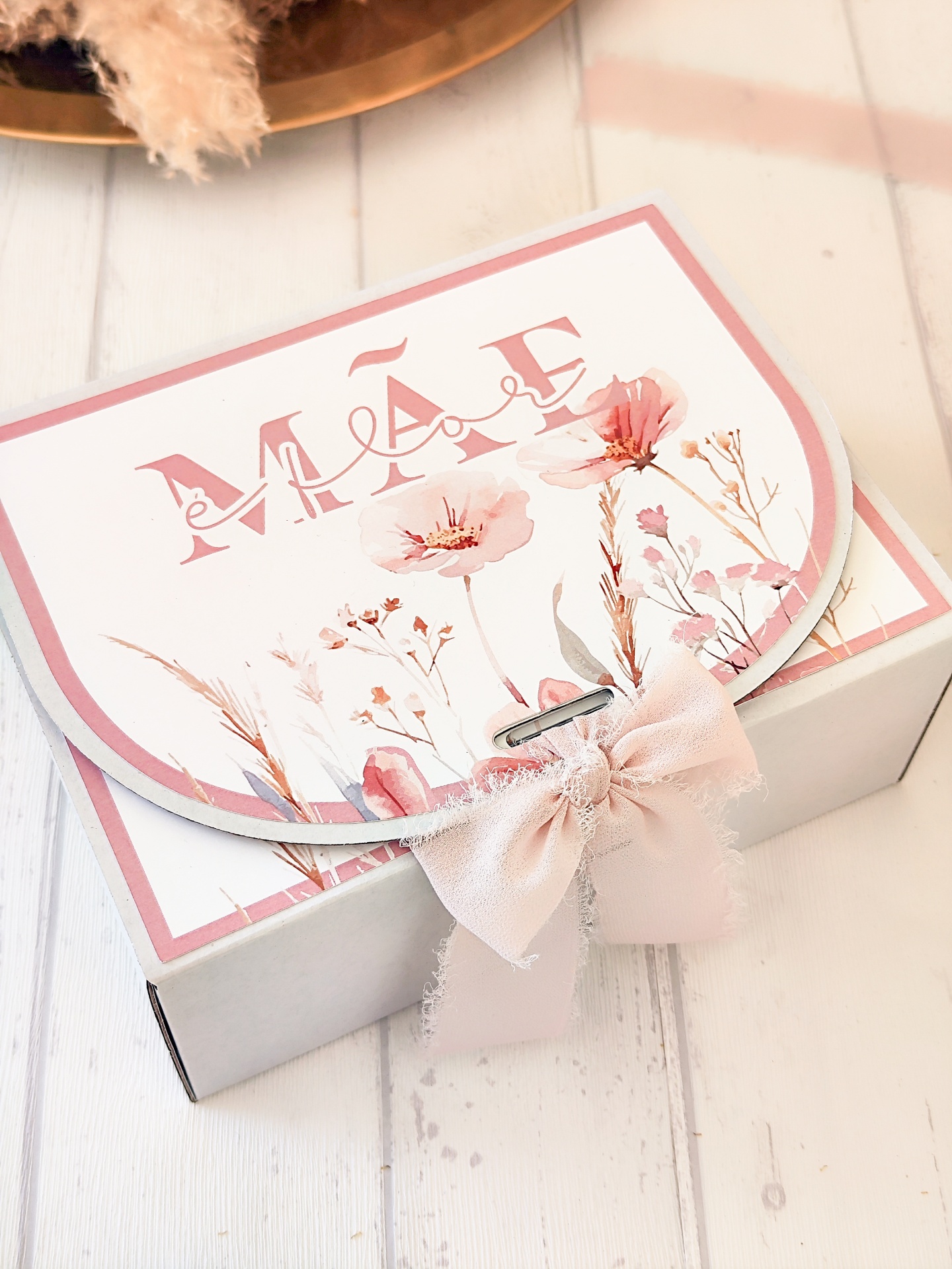 Caixa decorativa com laço e flores para presente de Mãe