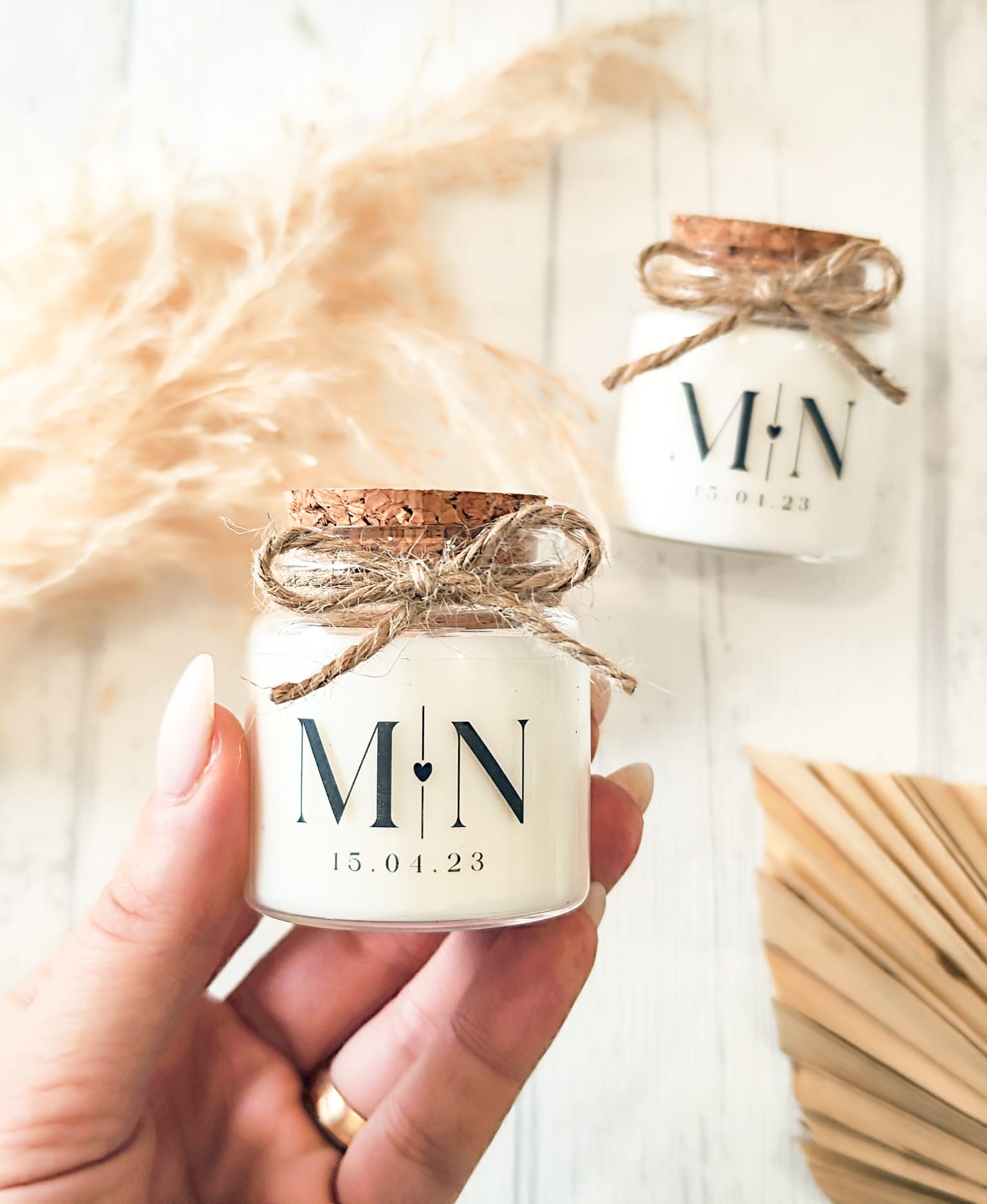 Frascos de vidro branco com tampa de cortiça e decoração com corda e letras impressas