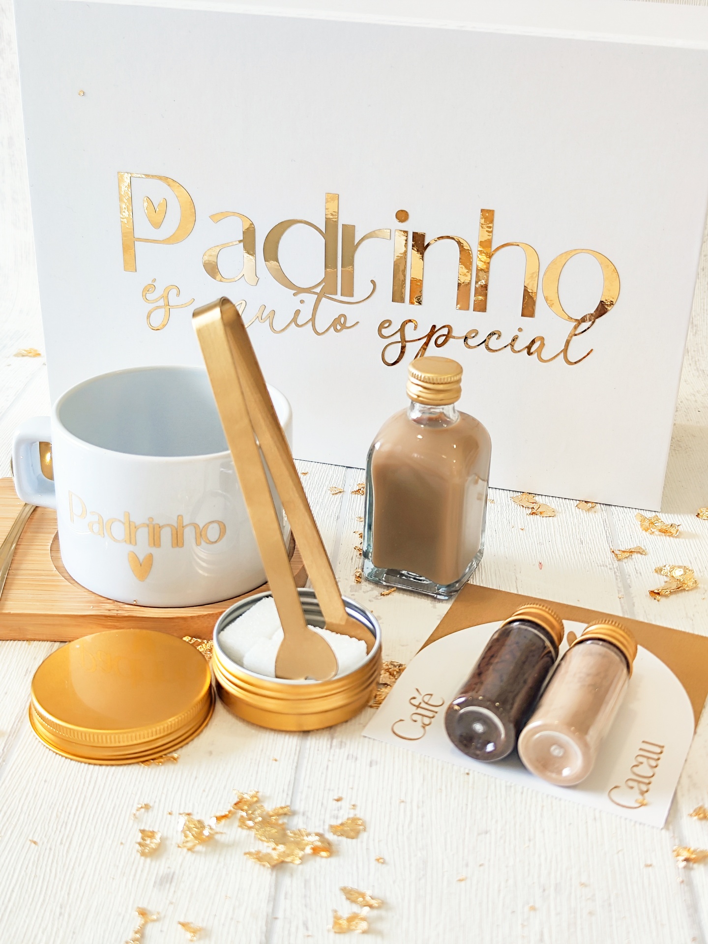 Conjunto de presente para padrinho com caneca branca, frascos de café e cacau, açucareiro dourado e caixa branca com texto dourado